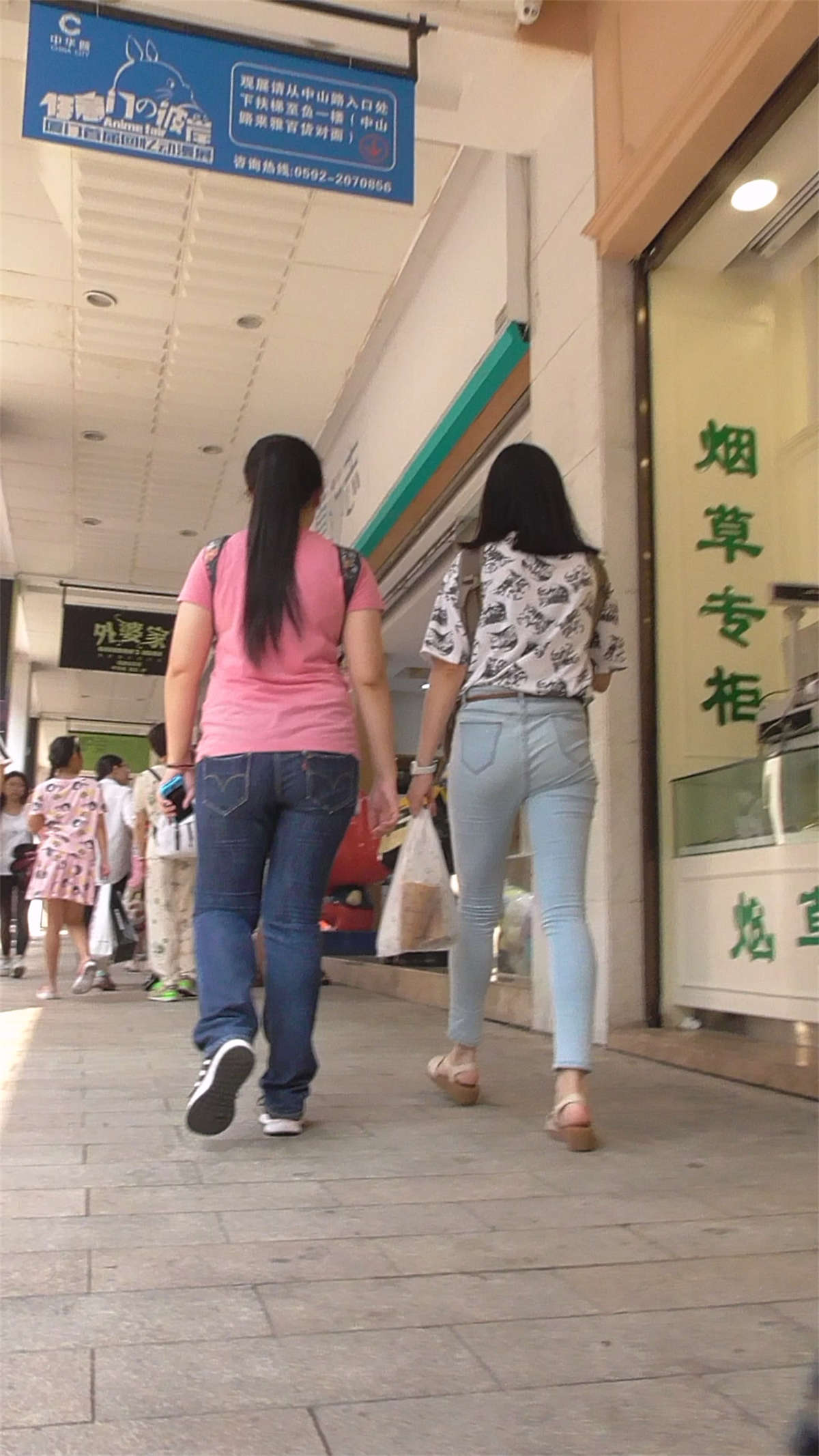 长腿牛仔美女-日更街拍
