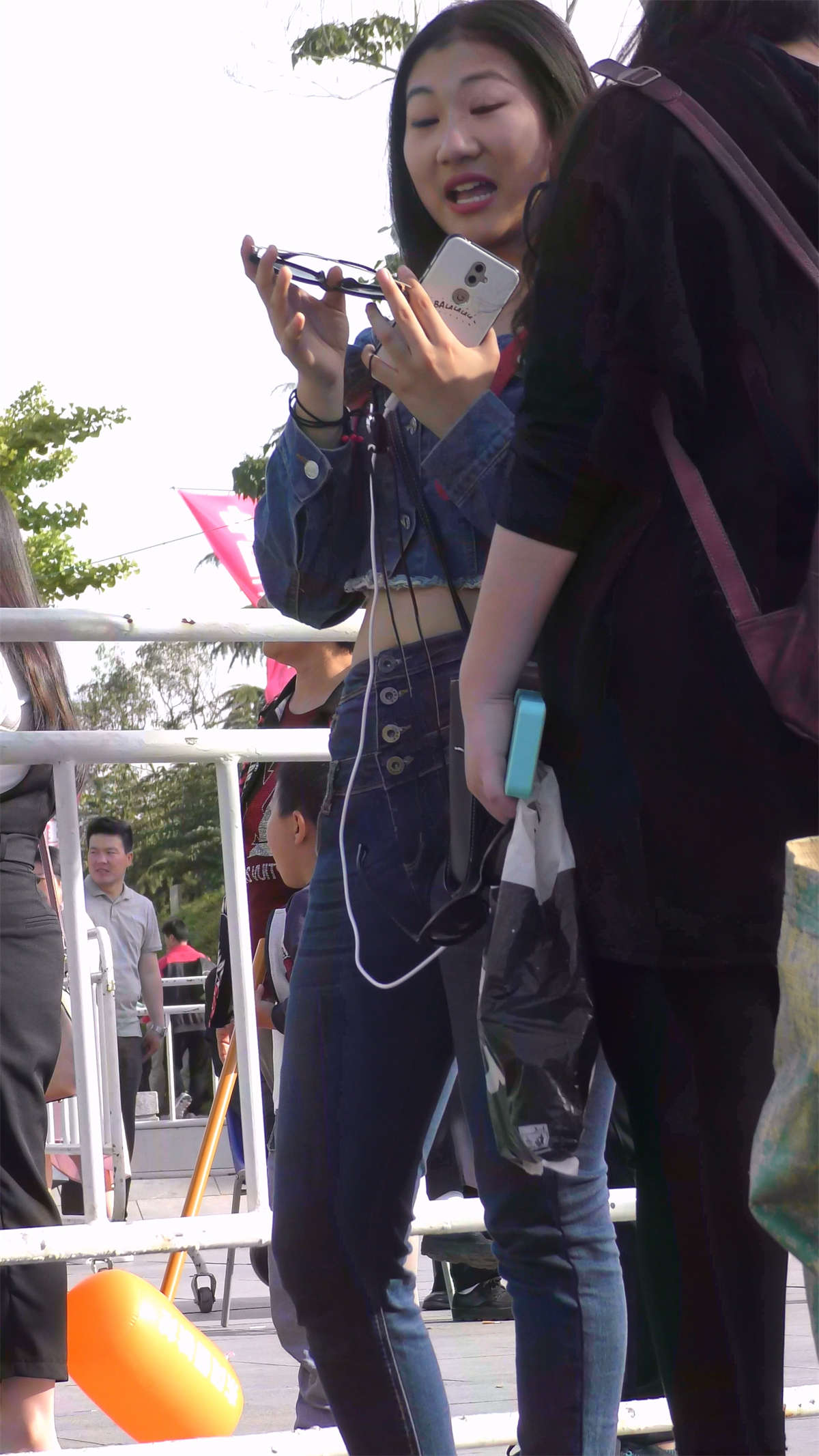 图片[2]-超紧身蓝牛丰腴美女-日更街拍