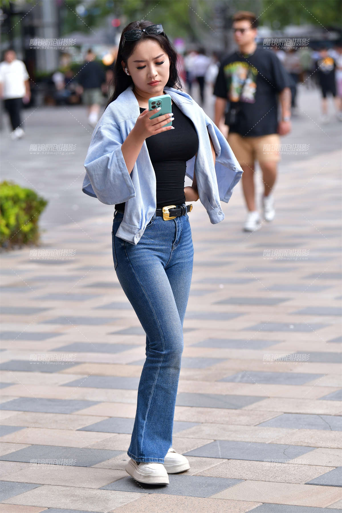 ★紧身黑衫牛仔裤美女-日更街拍