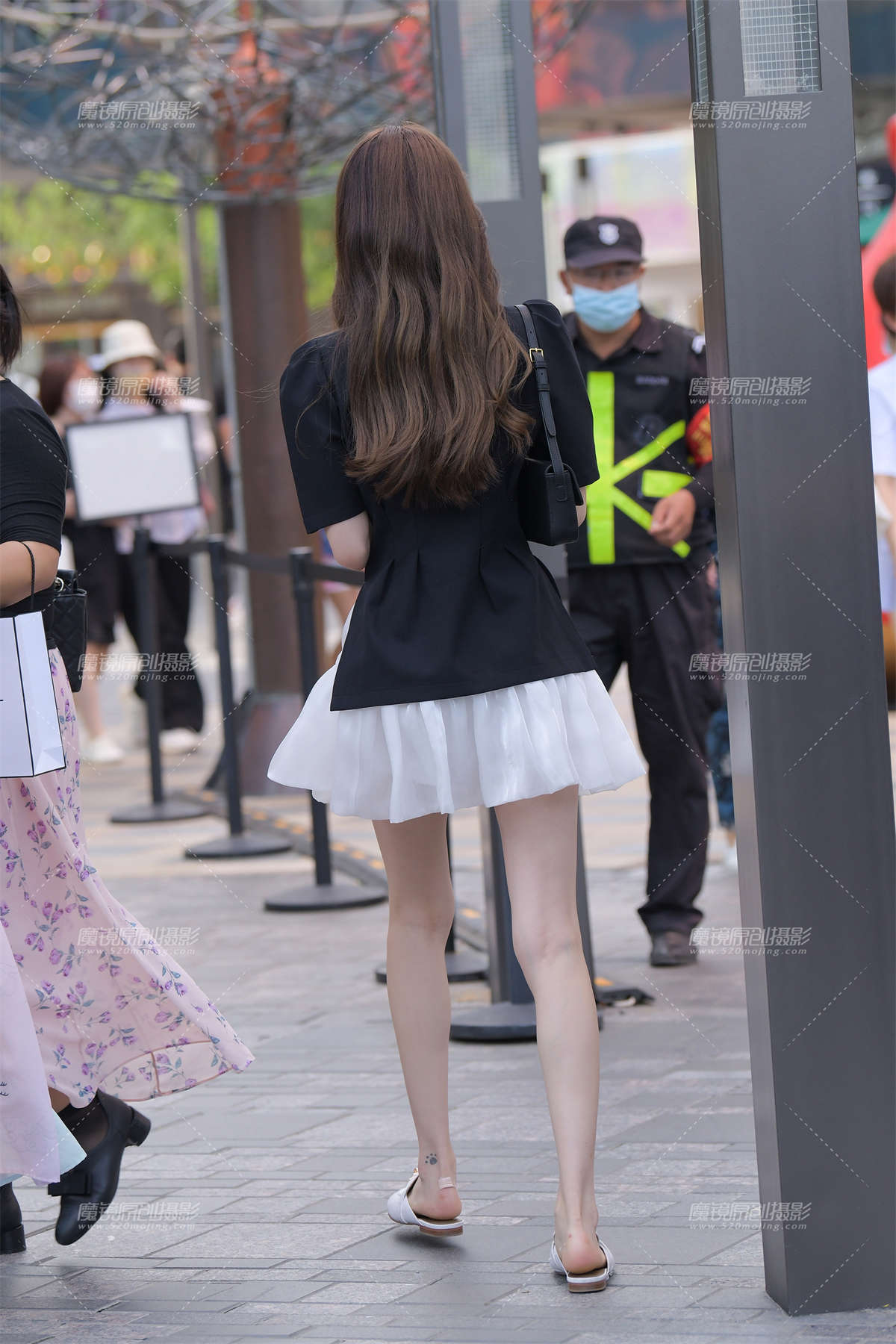 图片[2]-黑色小西服白裙美女-日更街拍
