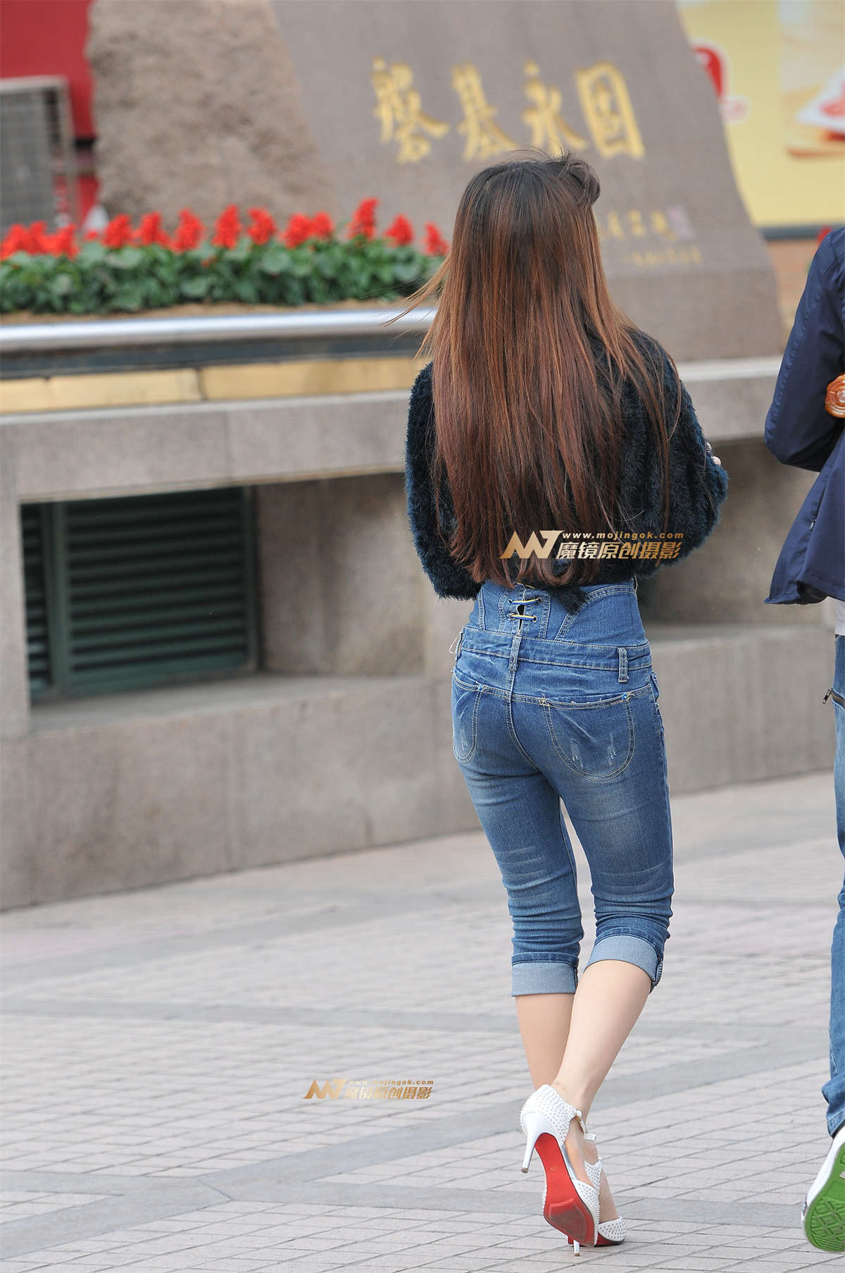 图片[2]-高腰牛仔 长发妹子-日更街拍