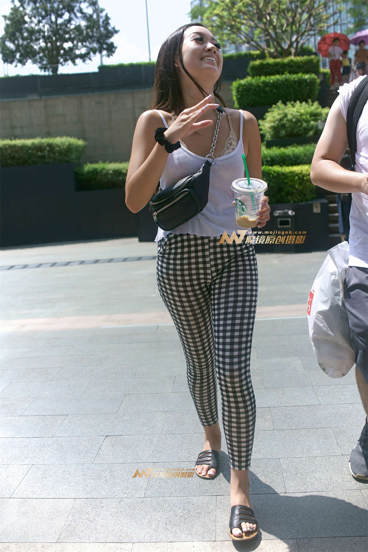 【哈曼赛帖】格子紧裤街拍-日更街拍