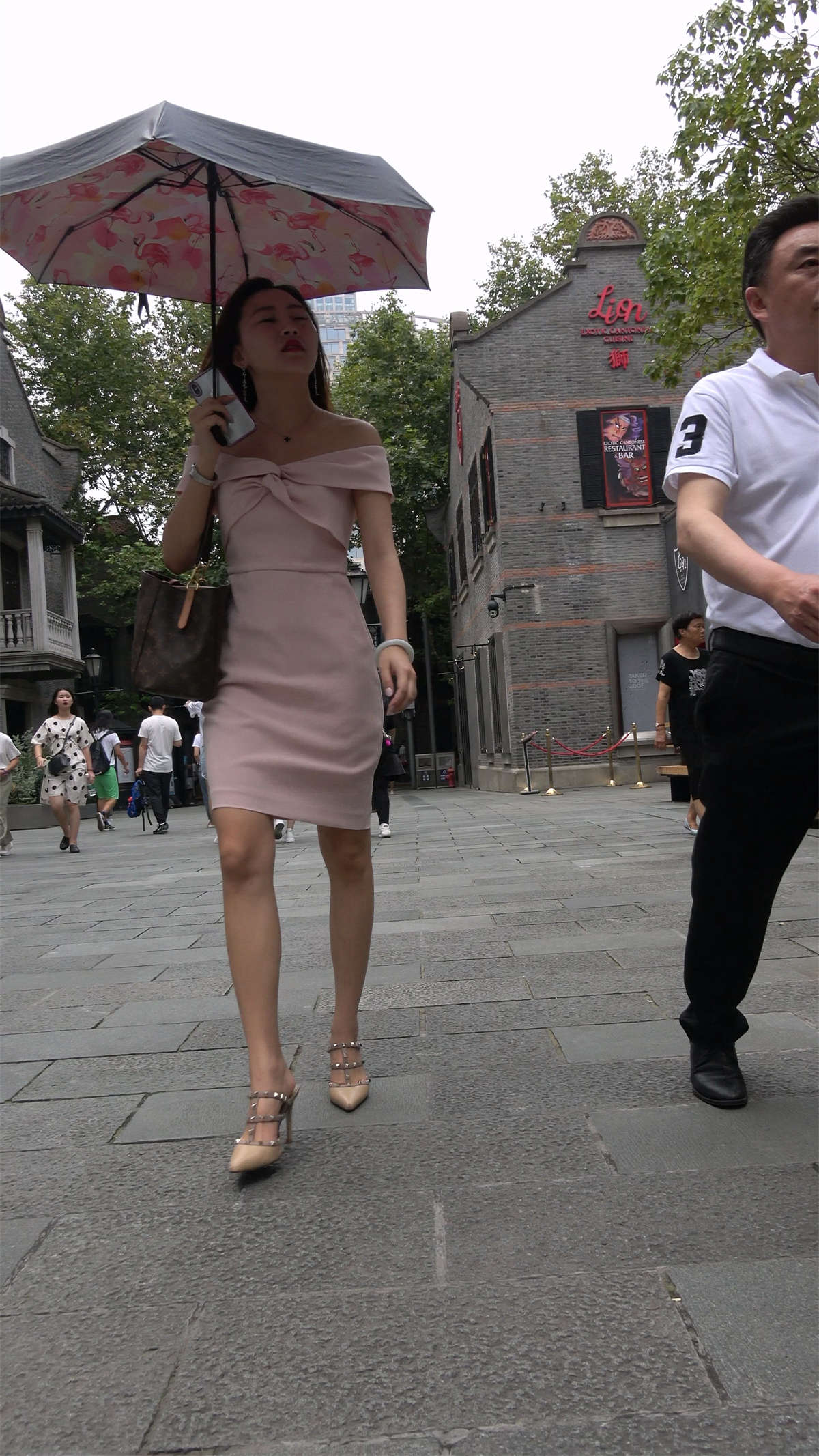 图片[2]-性感身材粉色连衣裙高跟美女-日更街拍