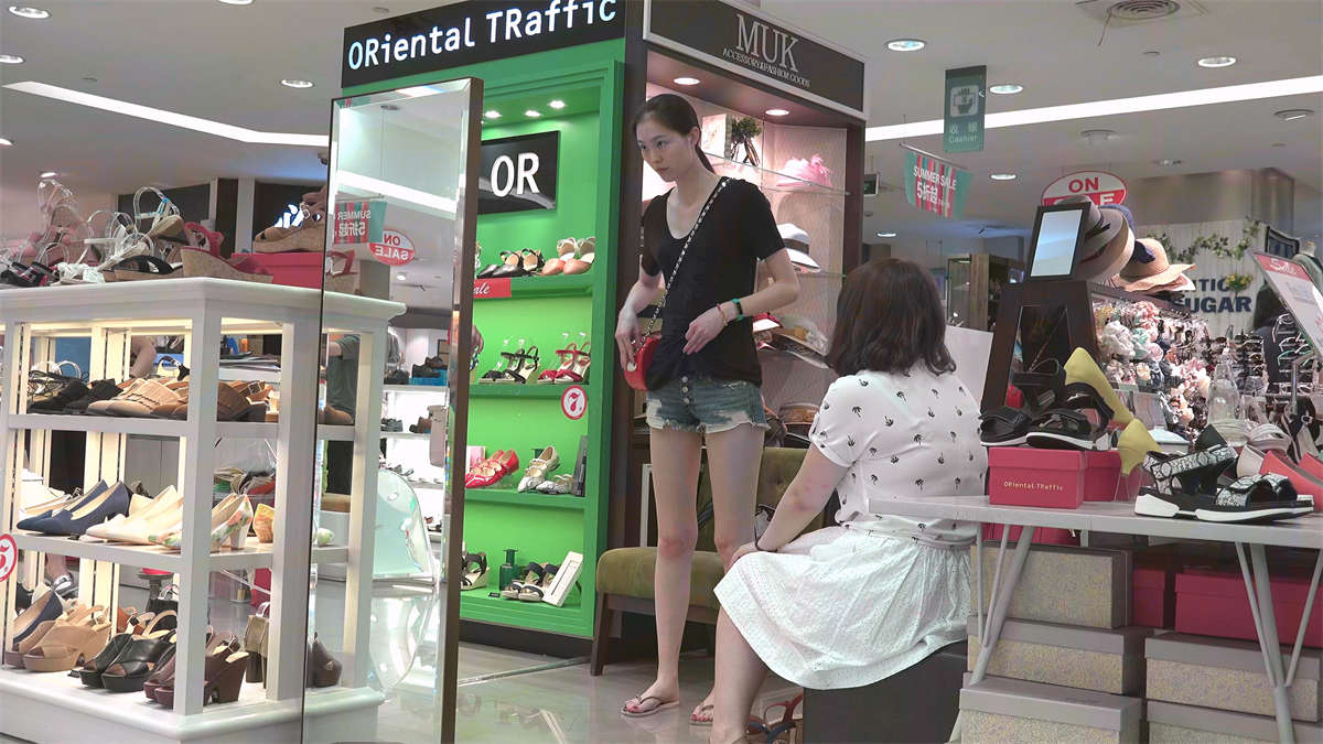 图片[2]-大长腿高挑美女一双玉足白里透红-日更街拍