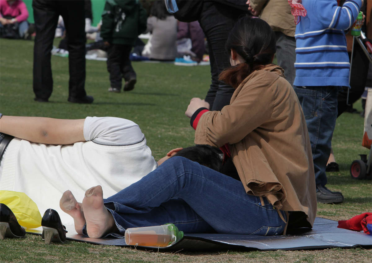 图片[2]-踏青公园街拍系列No.419 略显丰腴的少妇，超薄原味短肉丝-日更街拍