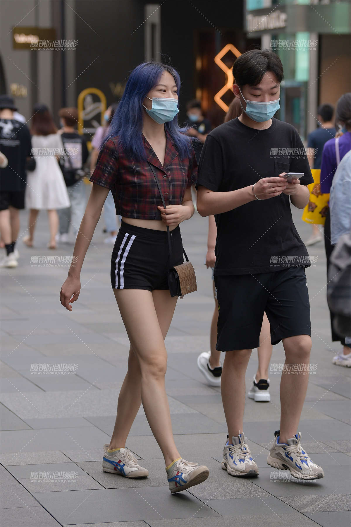 露腰热裤YY女友-日更街拍