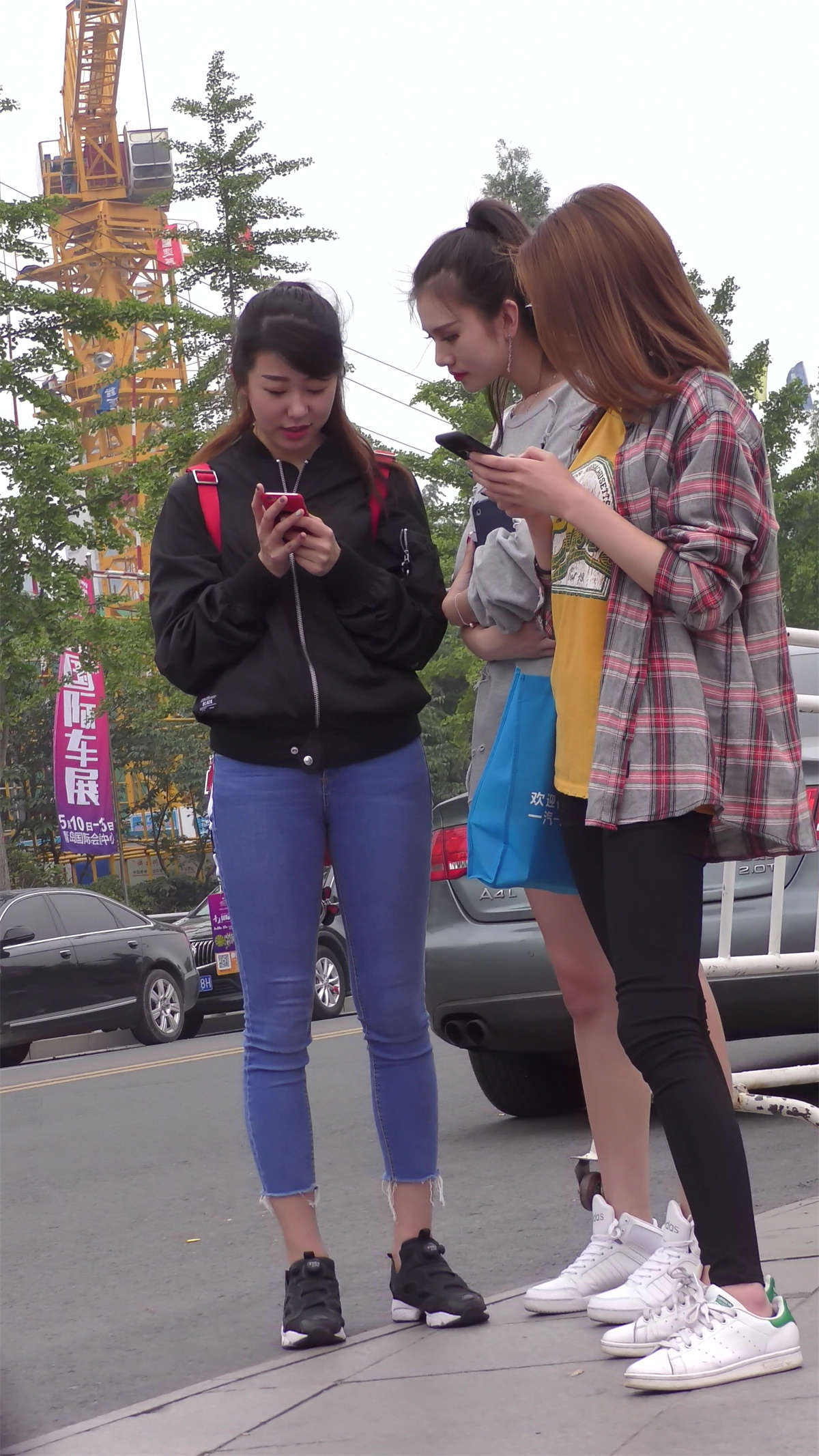 等车的紧身蓝牛双肩包靓丽美女-日更街拍