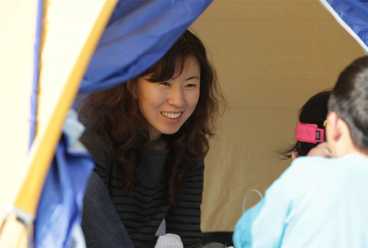 图片[2]-踏青公园街拍系列No.870 从“窗口”沦陷的修长肉丝足底-日更街拍