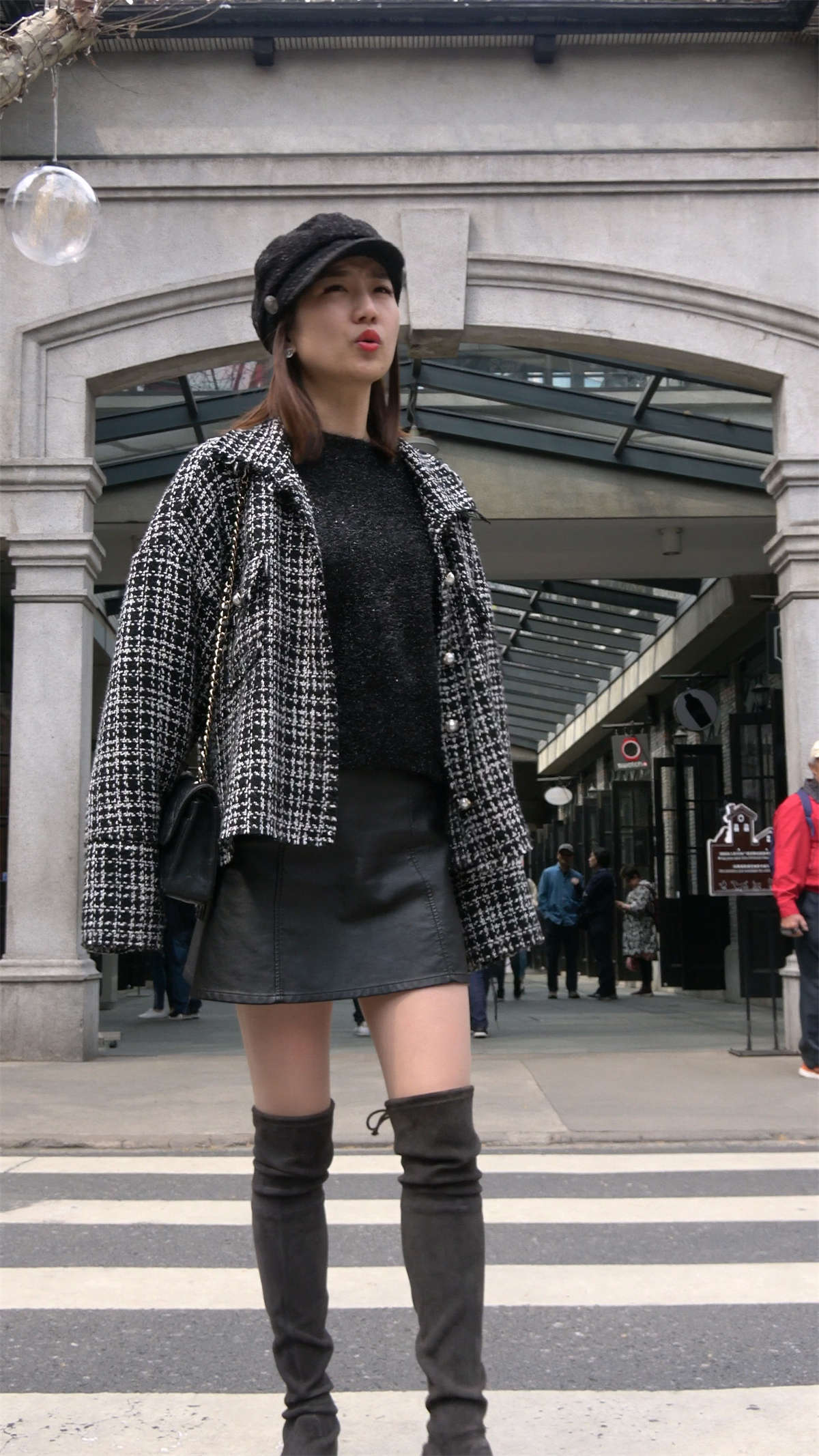 图片[2]-短裙，长筒靴，丝袜年轻辣妈-日更街拍