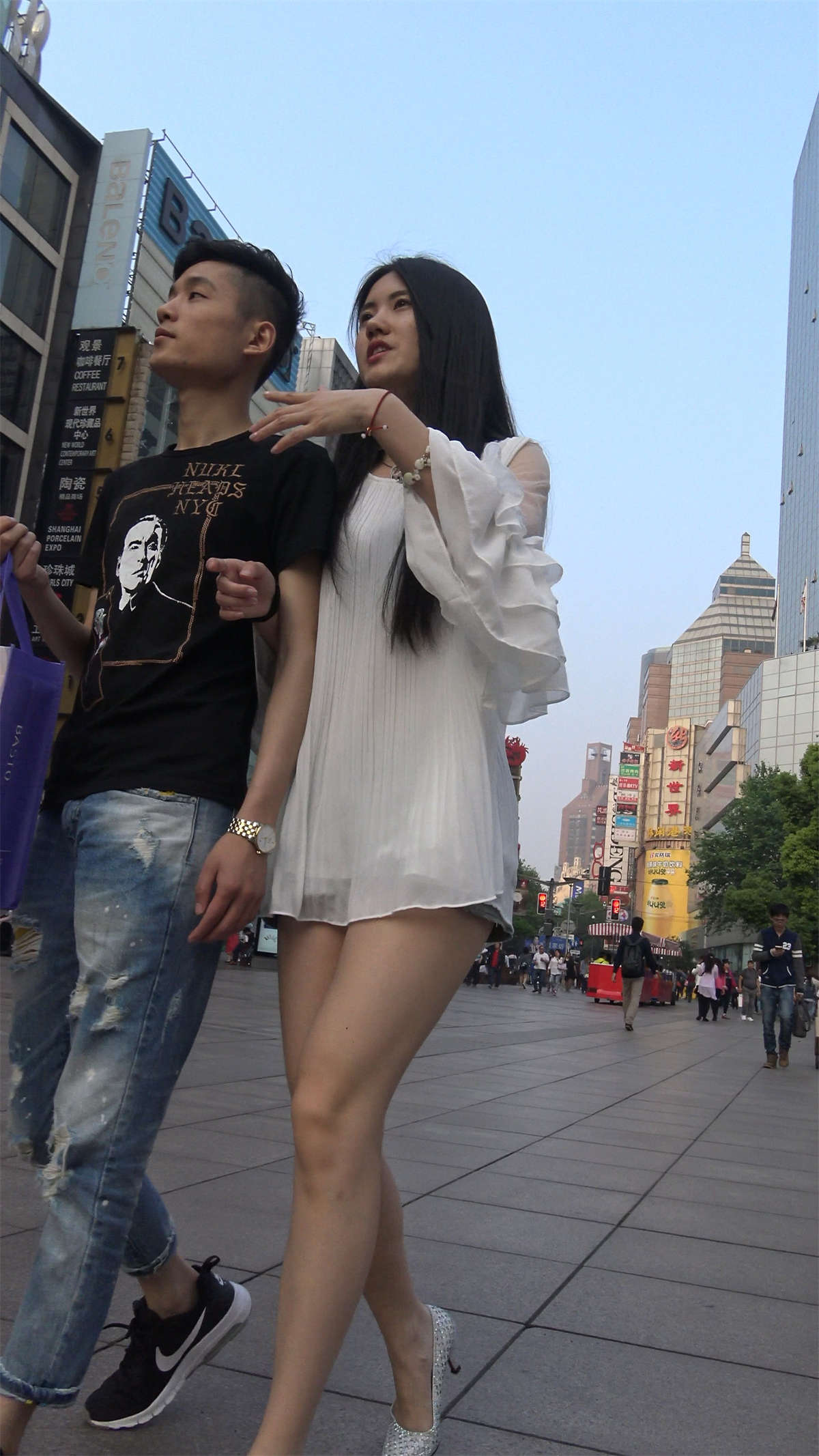 图片[2]-白色雪纺衫超短热裤长腿美女-日更街拍