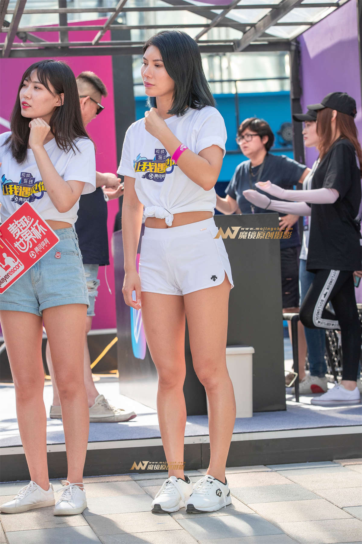 【街拍之魂赛帖】B46、有曲线的展台美女-日更街拍