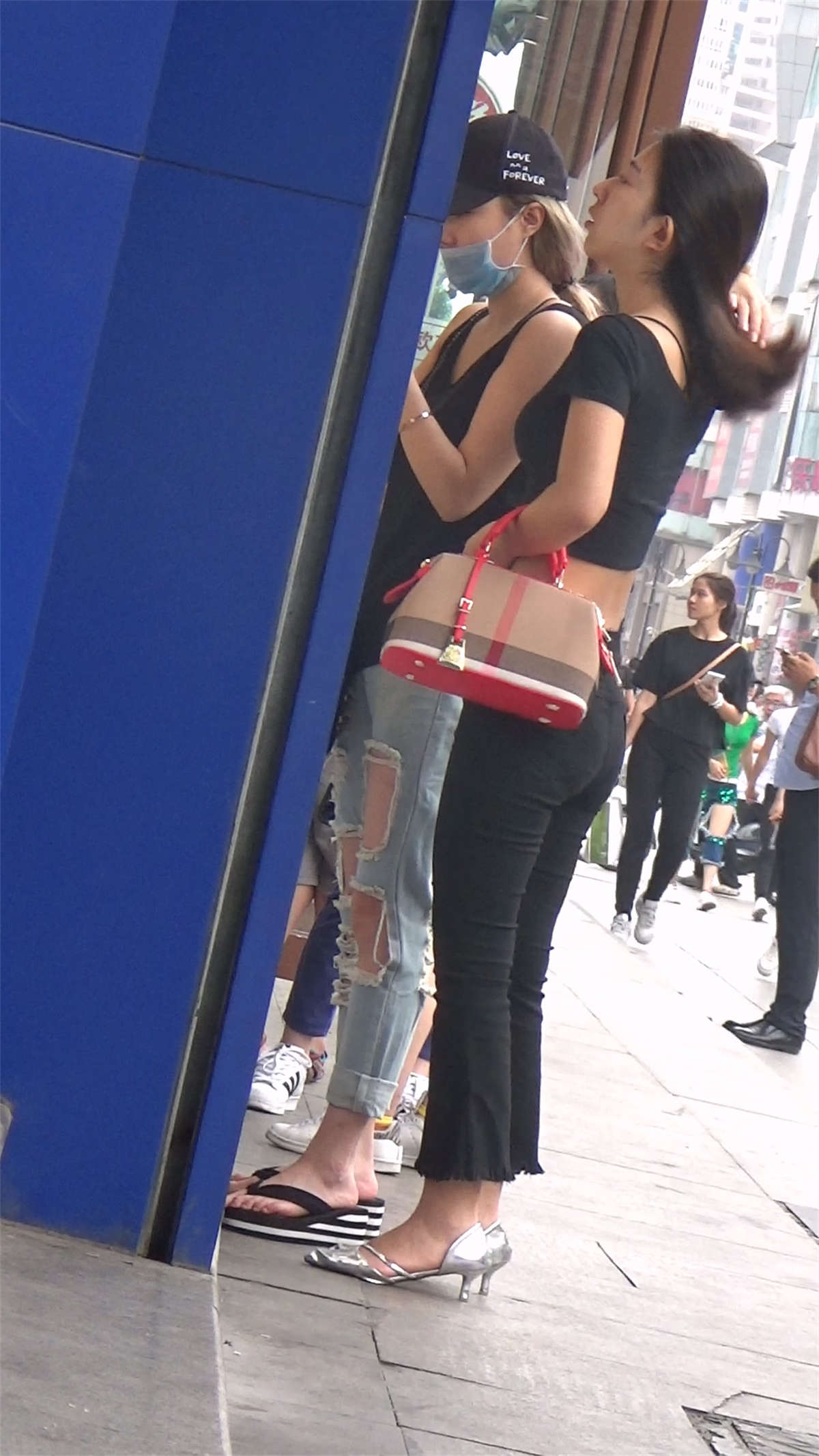 图片[2]-黑色紧身喇叭裤高挑身材细腰妹子-日更街拍