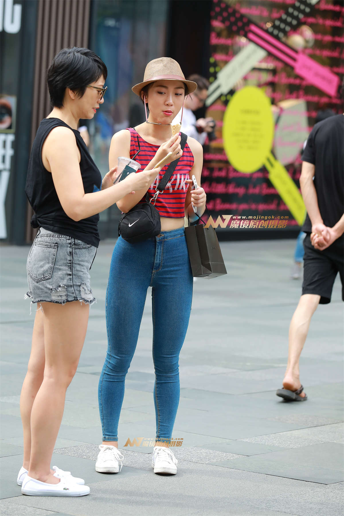 【视觉冲击赛帖】吃甜筒的紧牛美眉-日更街拍