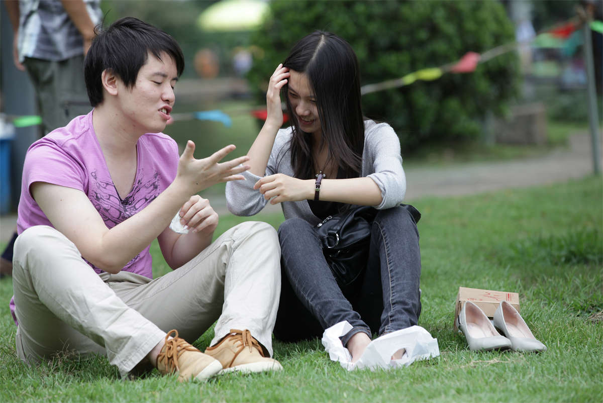 图片[2]-踏青公园街拍系列No.871 再漂亮再矜持的女孩，也有放松的时候-日更街拍