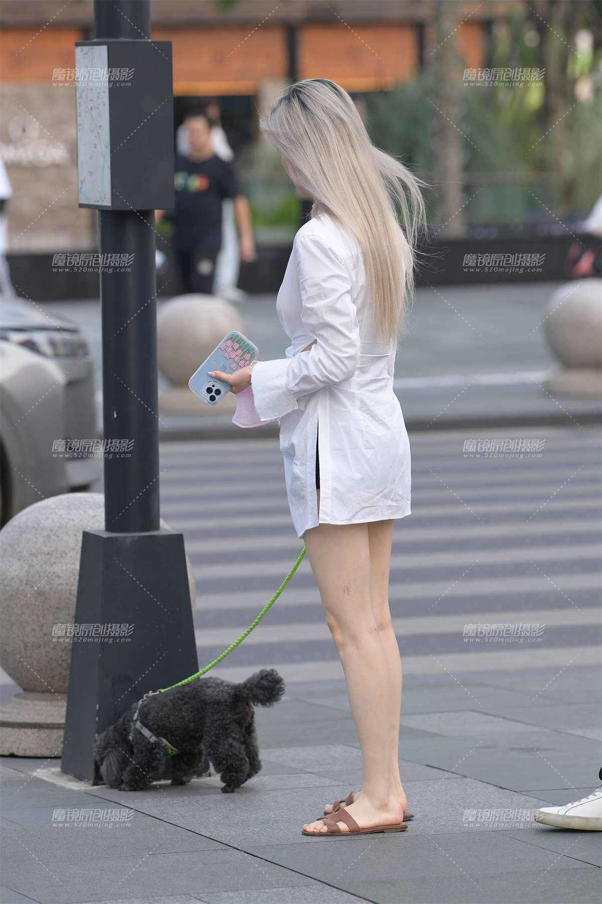 图片[2]-遛狗的白皙美腿女生-日更街拍