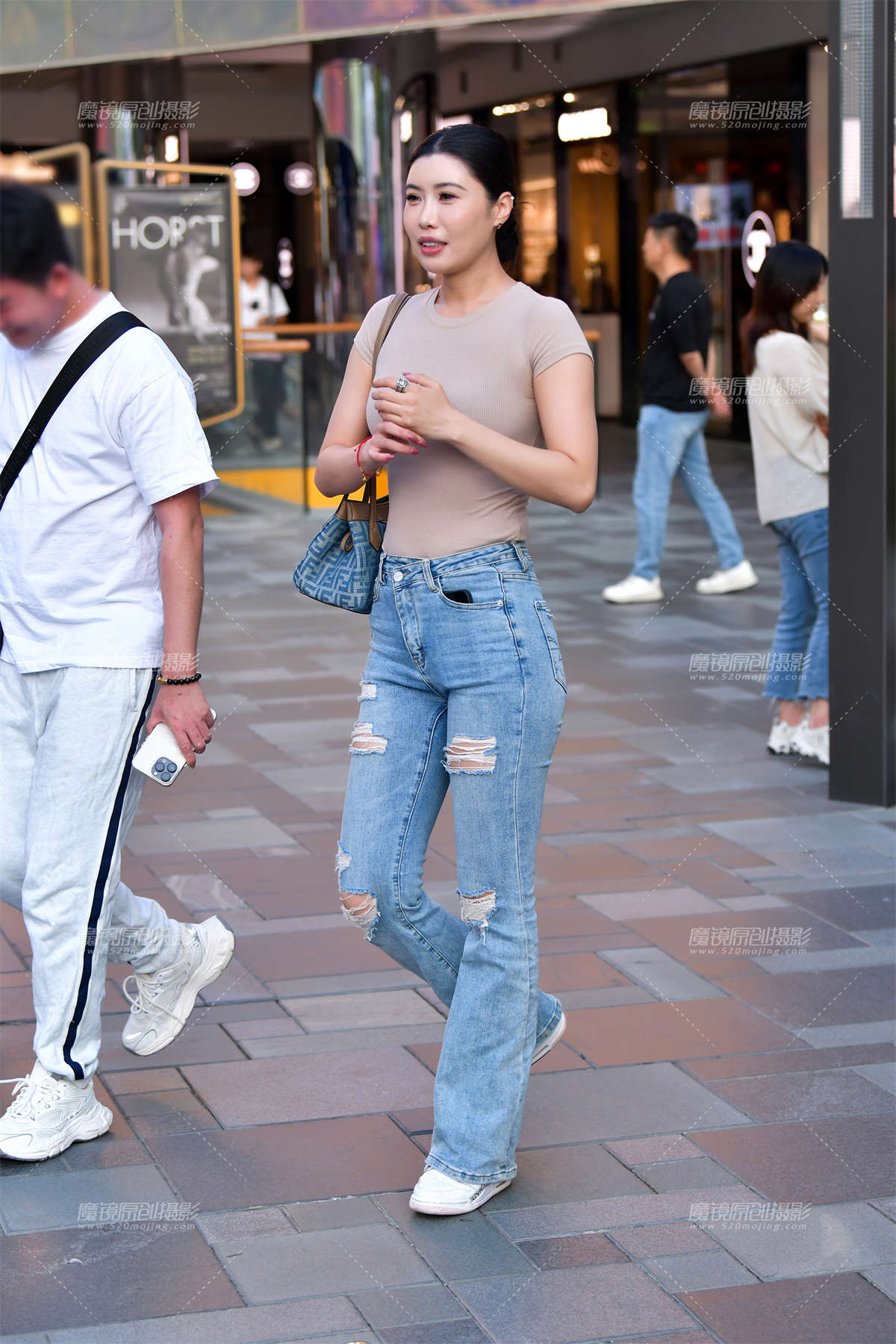 ★摇曳浅色牛仔裤美女-日更街拍