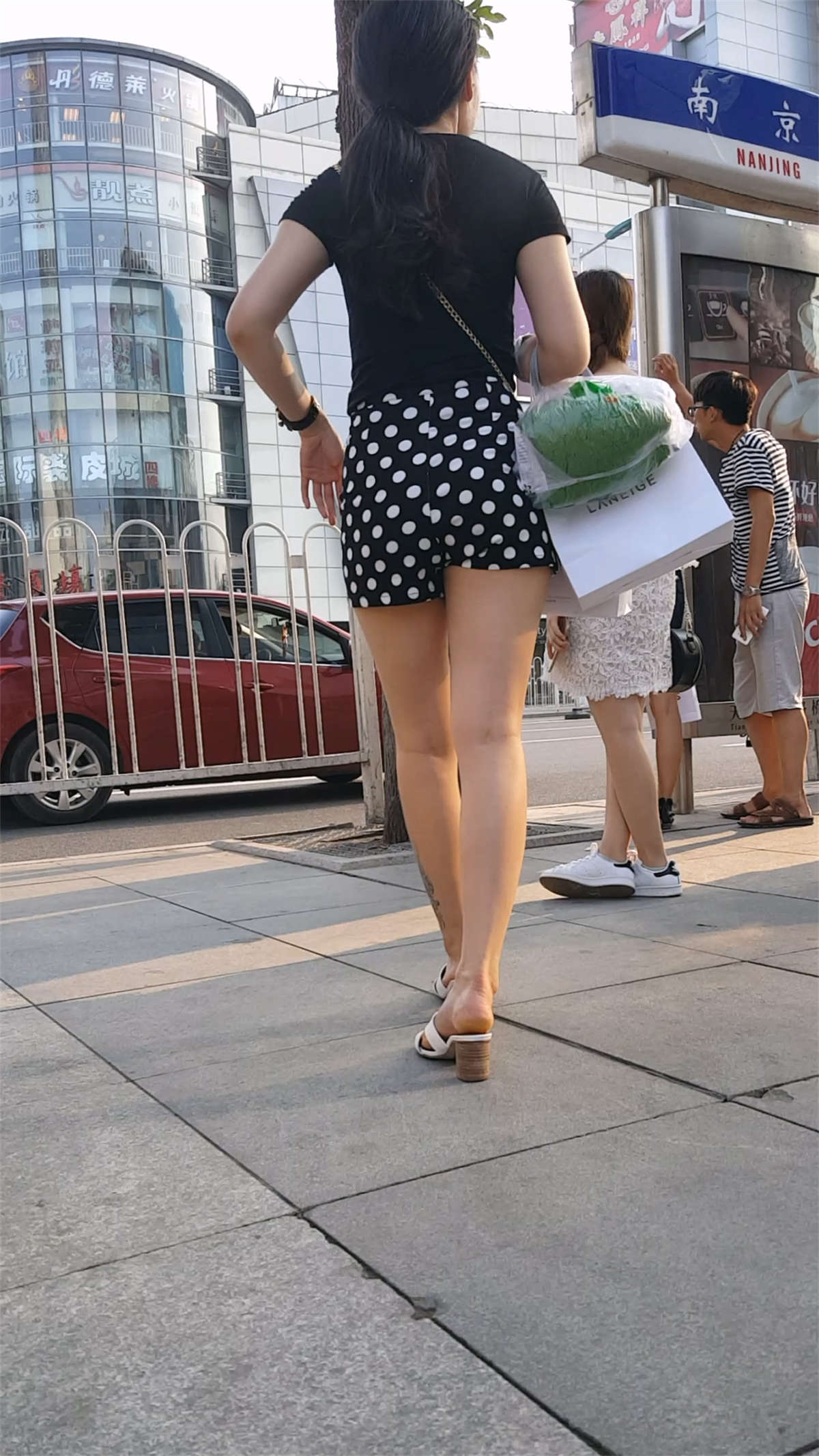 图片[2]-美女站着累了就蹲下-日更街拍