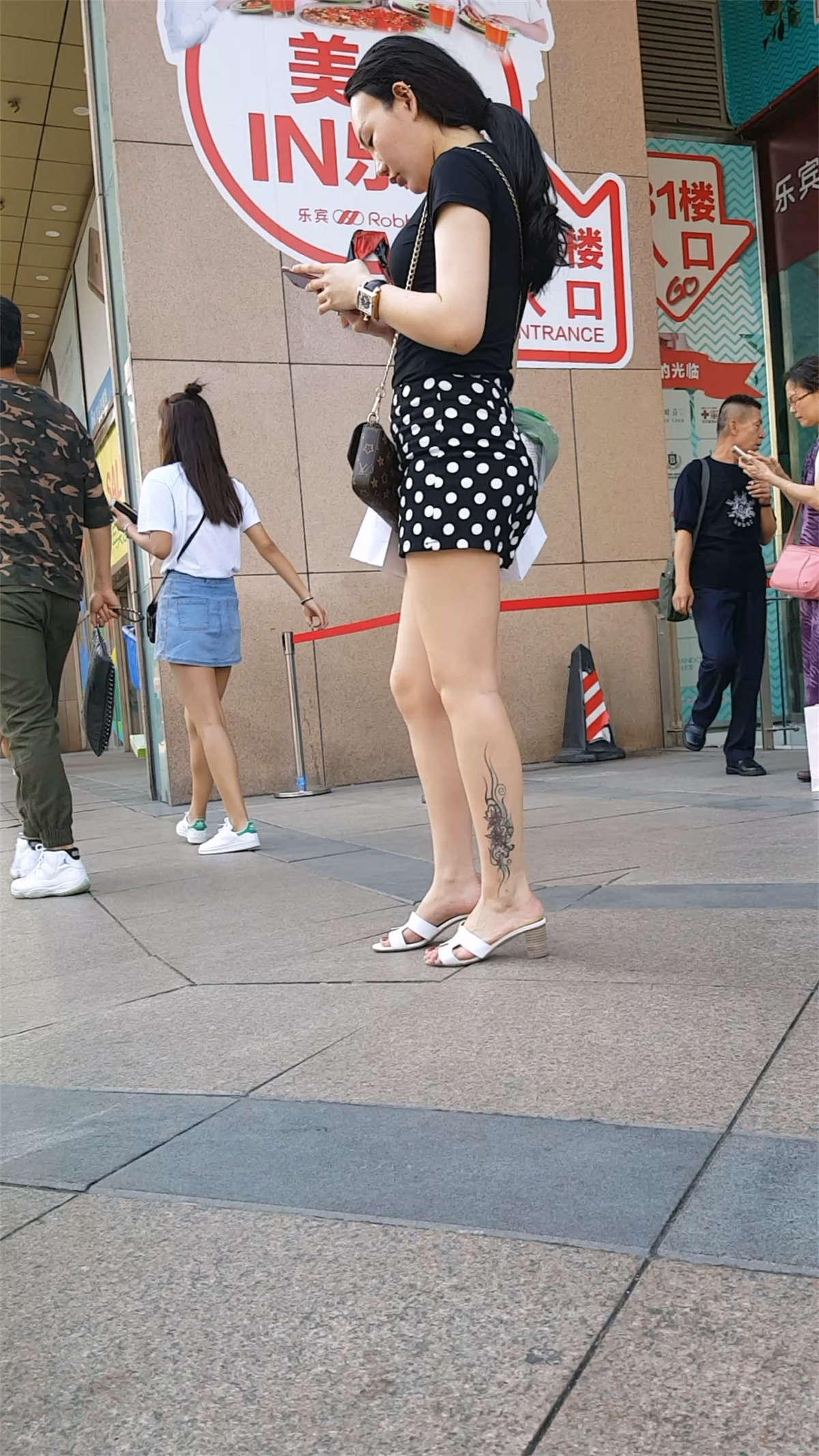 美女站着累了就蹲下-日更街拍