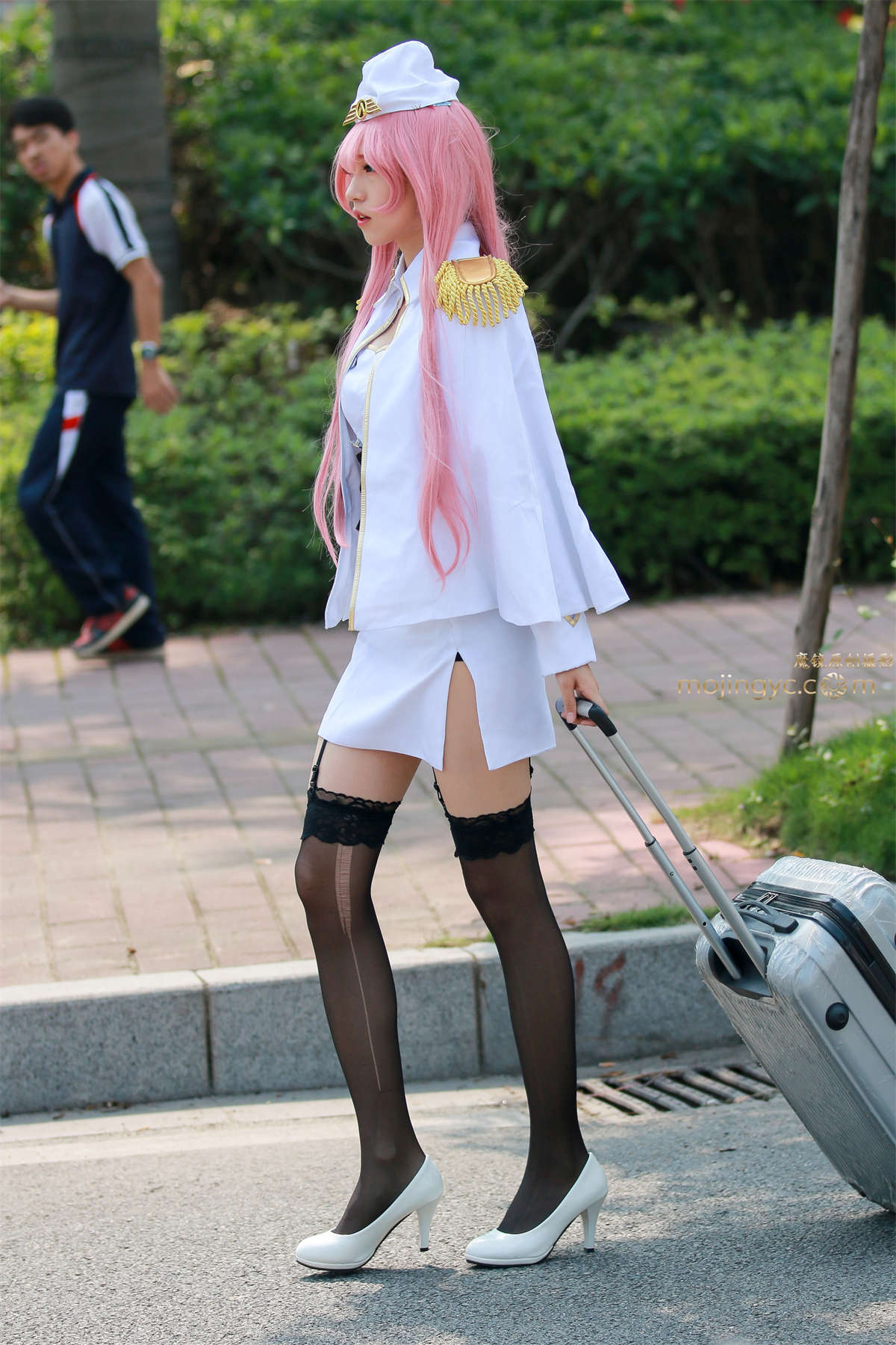 为什么丝袜要有两根吊带呢-日更街拍