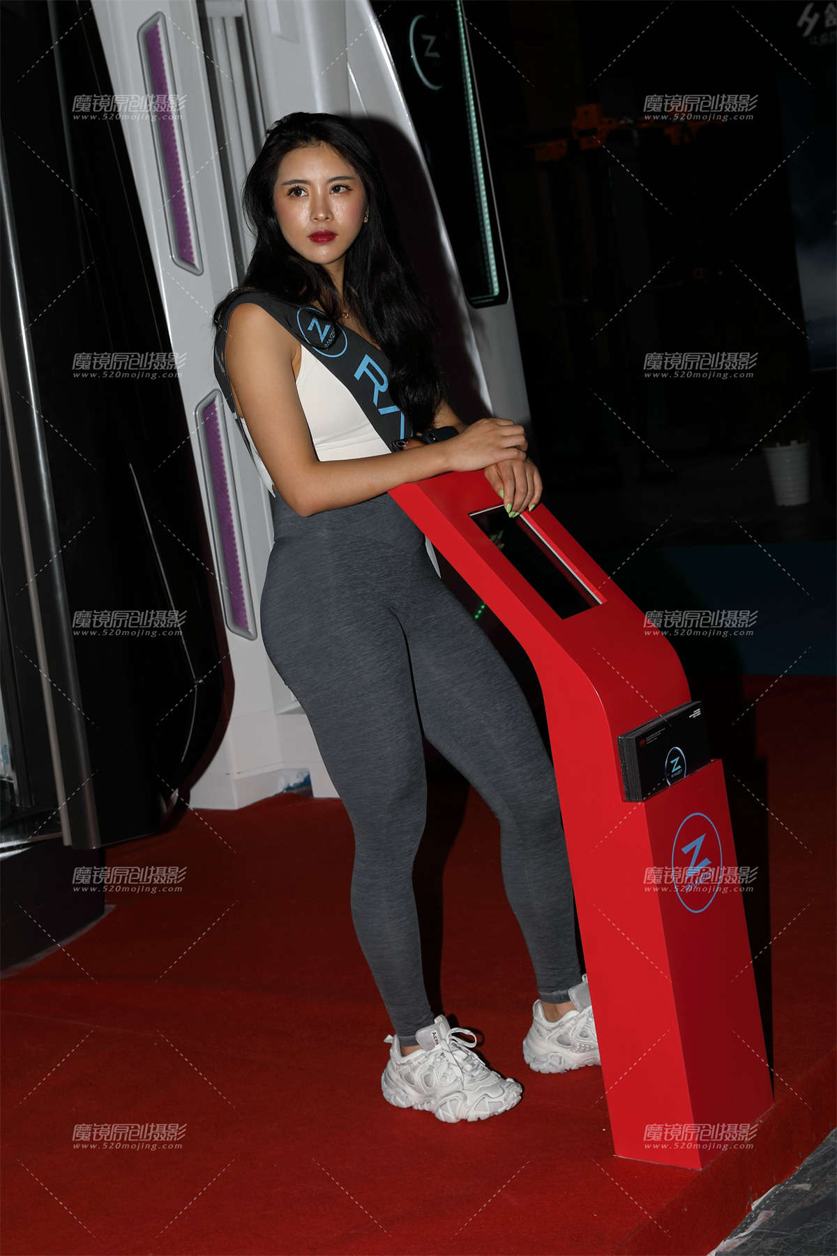 【欧阳赛帖】性感灰色提臀裤美女-日更街拍