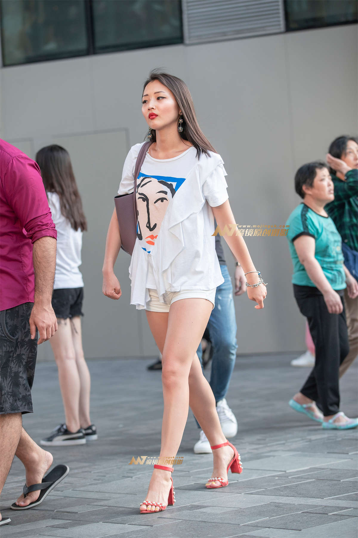 【街拍之魂赛帖】B47、被采访的紧身白裤美女-日更街拍