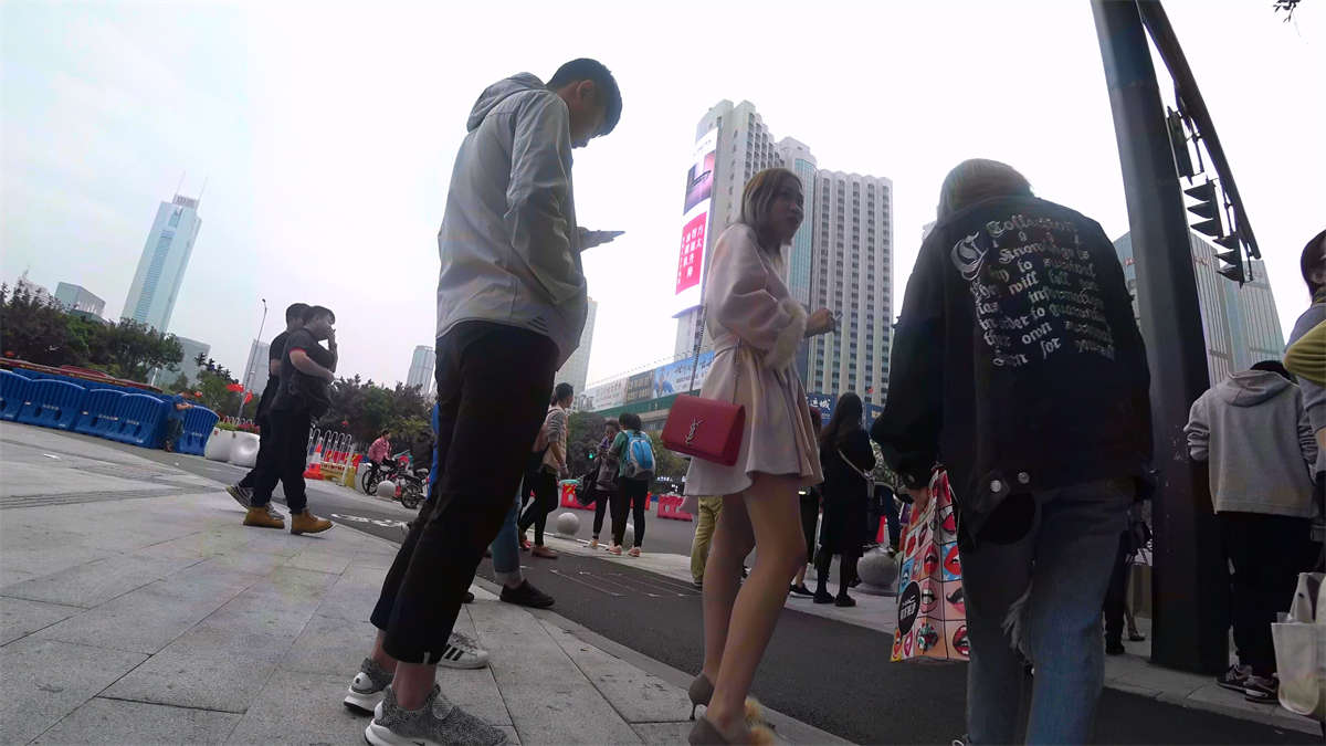过马路的粉色大衣街拍裸腿美女-日更街拍