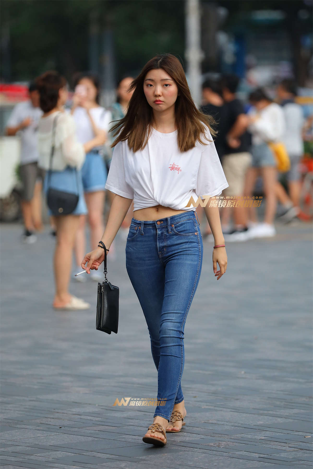 【视觉冲击赛帖】抽烟的紧牛美眉-日更街拍