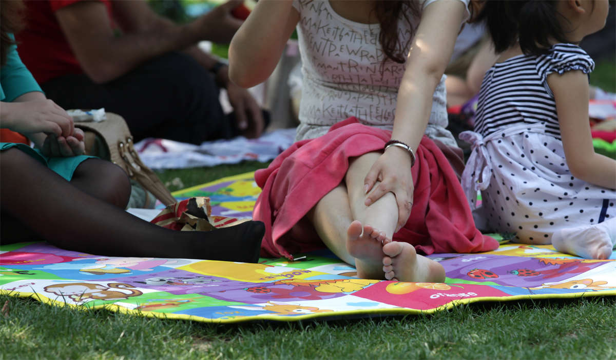 图片[2]-踏青公园街拍系列No.421 没想到少妇也能有如此鲜嫩的足底-日更街拍