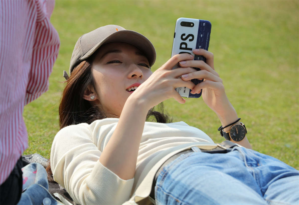 图片[2]-踏青公园街拍系列No.1647 肤白貌美的青春美少女，美足修长细腻堪称好脚典范-日更街拍