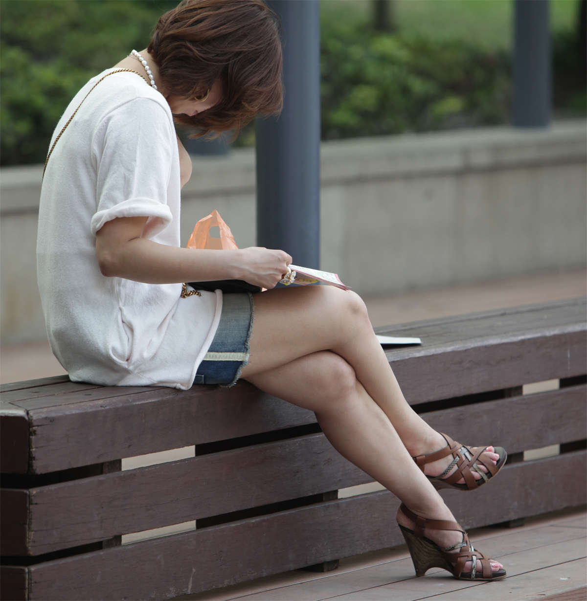 图片[2]-踏青公园街拍系列No.872 凉鞋的细带挡不住这双精致美足的风采-日更街拍