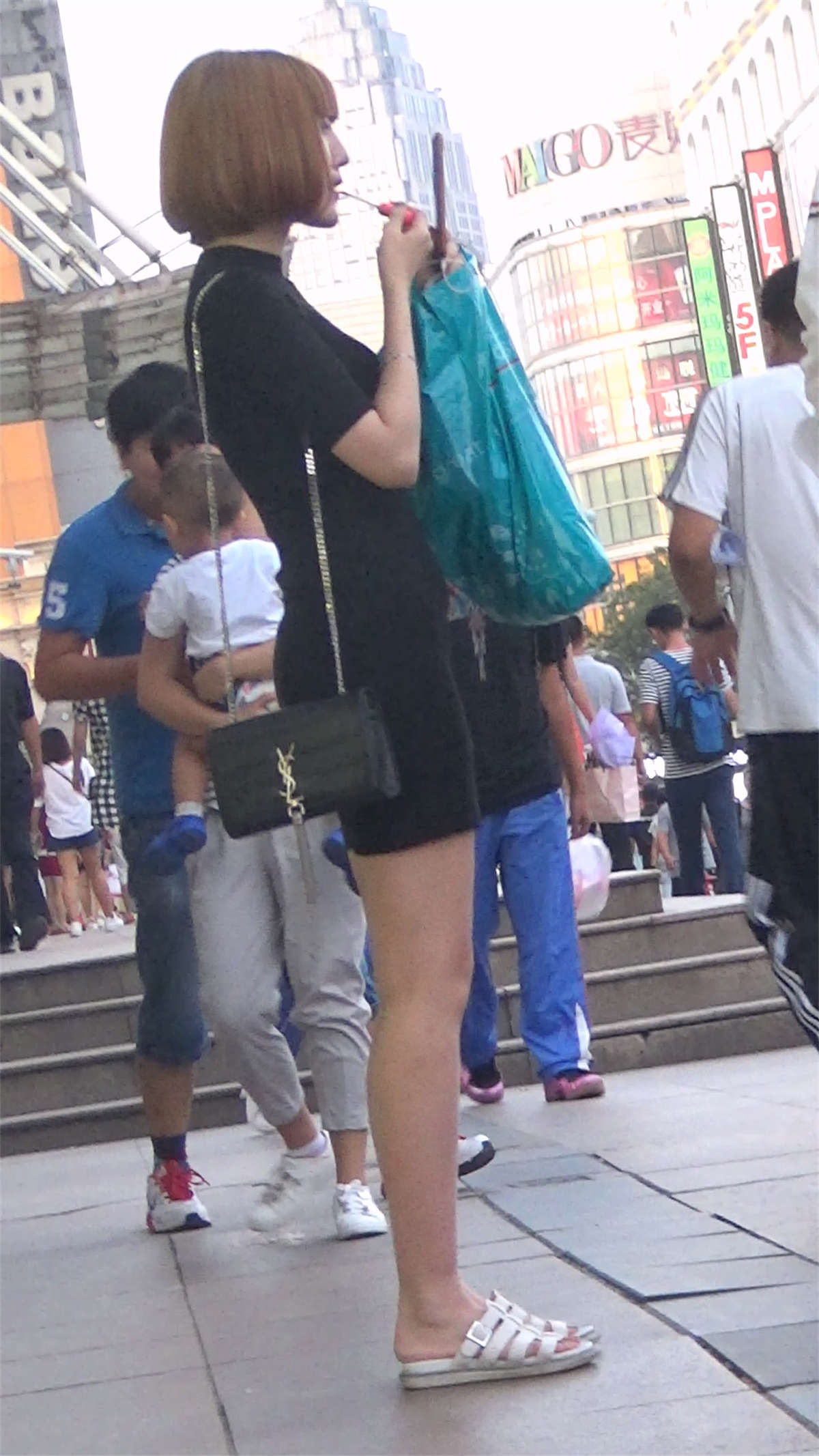 黑色侧开叉连衣包臀裙金色短发白腿美女-日更街拍