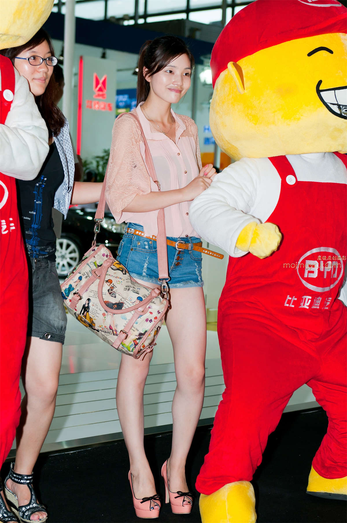 热裤，裸腿，鱼嘴高跟-日更街拍