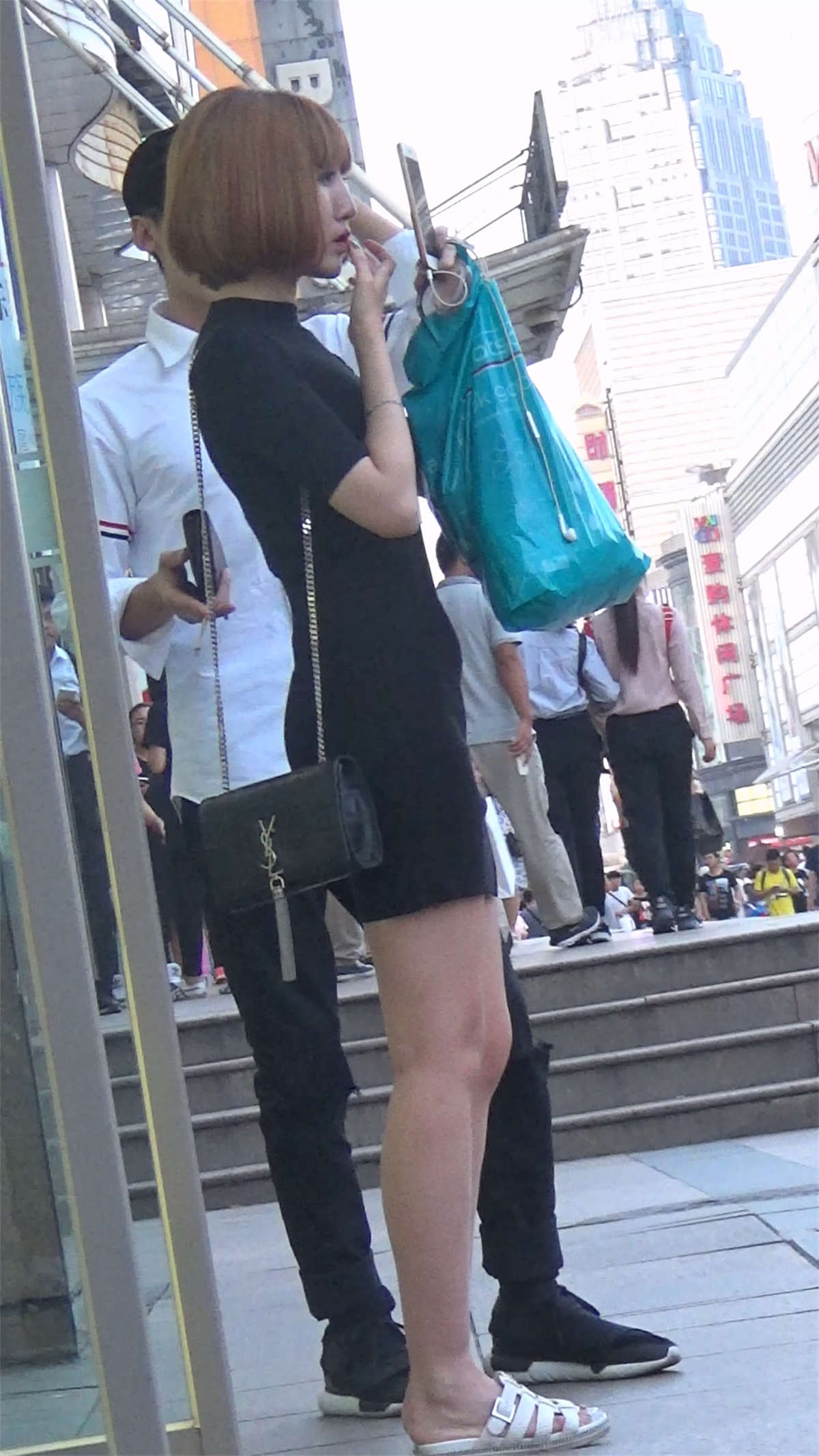 图片[2]-黑色侧开叉连衣包臀裙金色短发白腿美女-日更街拍