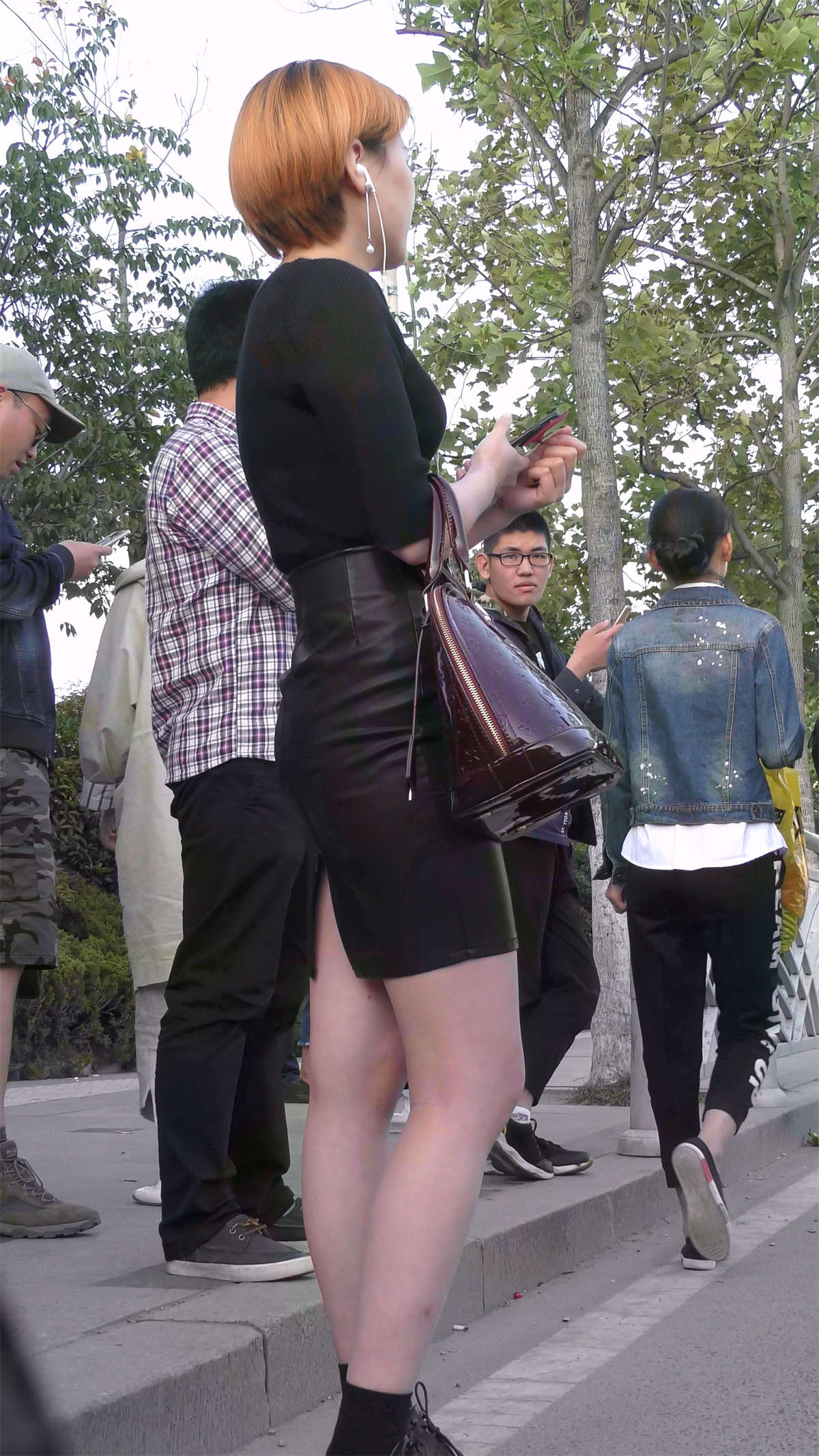 图片[2]-黑色开叉皮裙高挑身材短发美女-日更街拍