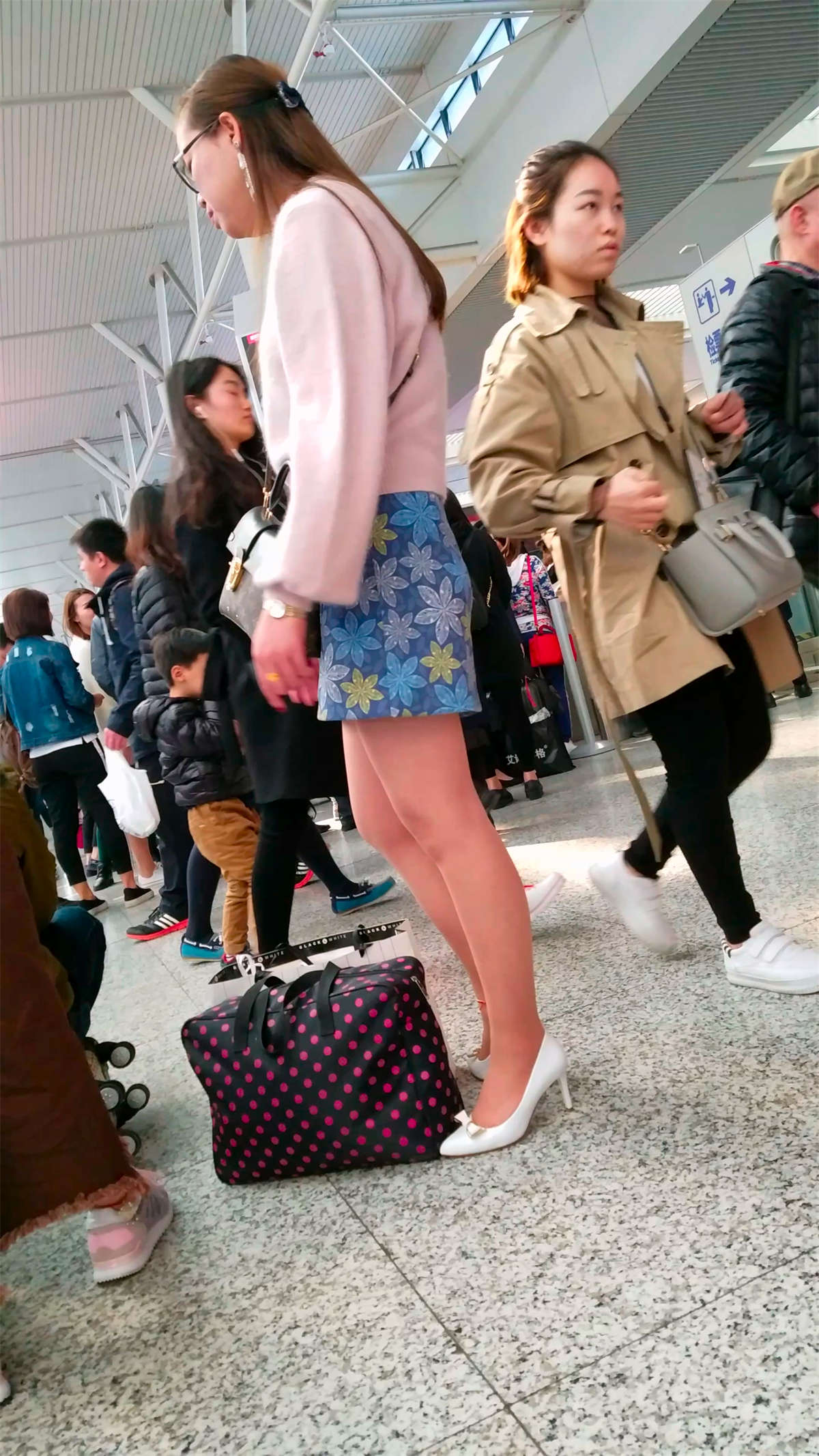 花短裙薄丝高跟美腿少妇-日更街拍
