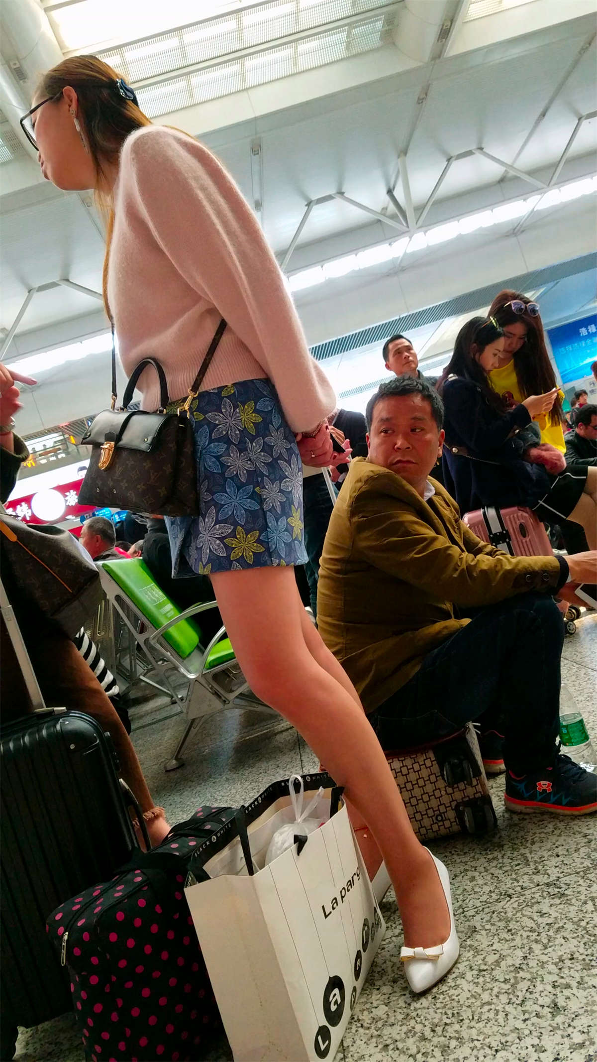 图片[2]-花短裙薄丝高跟美腿少妇-日更街拍