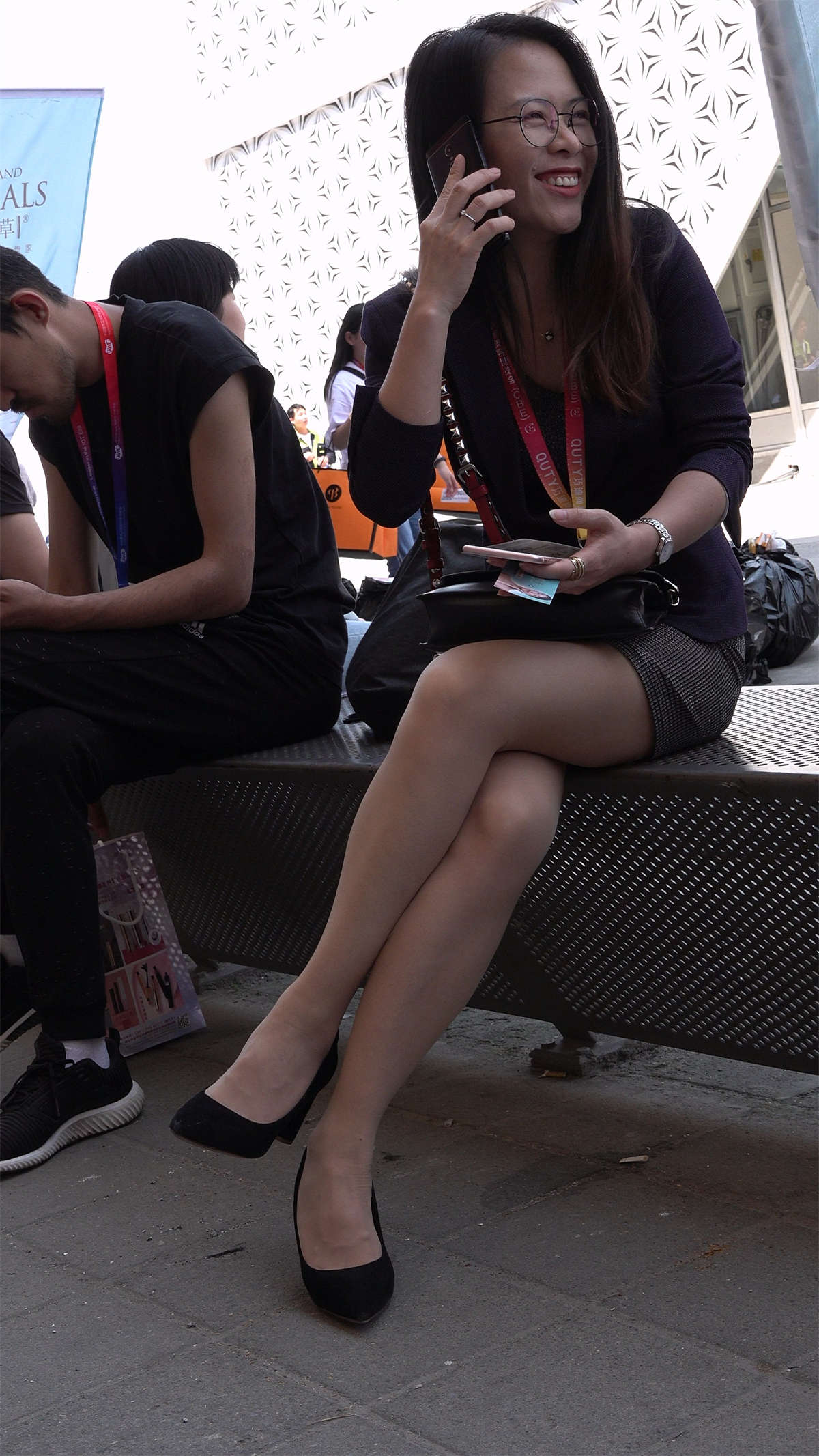 图片[2]-黑色高跟肉色丝袜展会美女OL-日更街拍