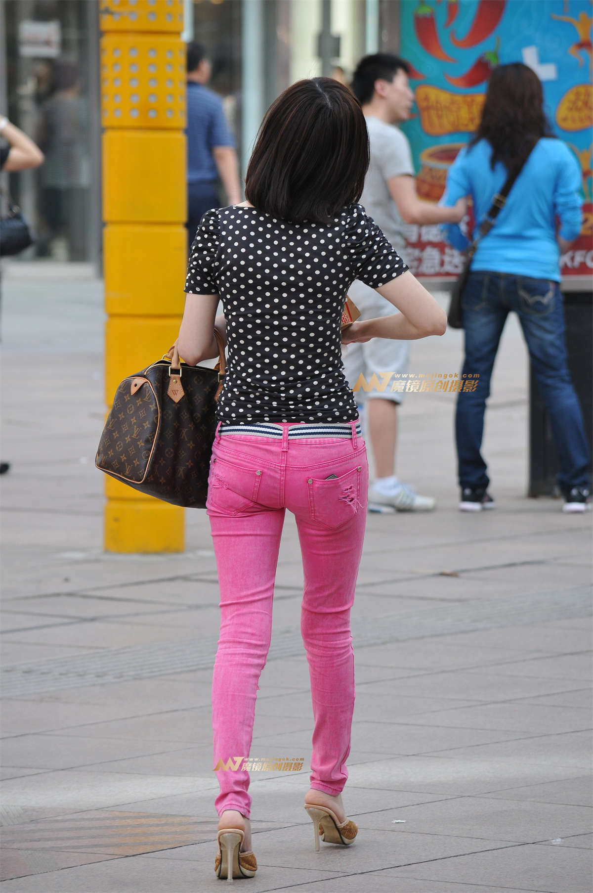 粉色紧身牛仔MM插图1