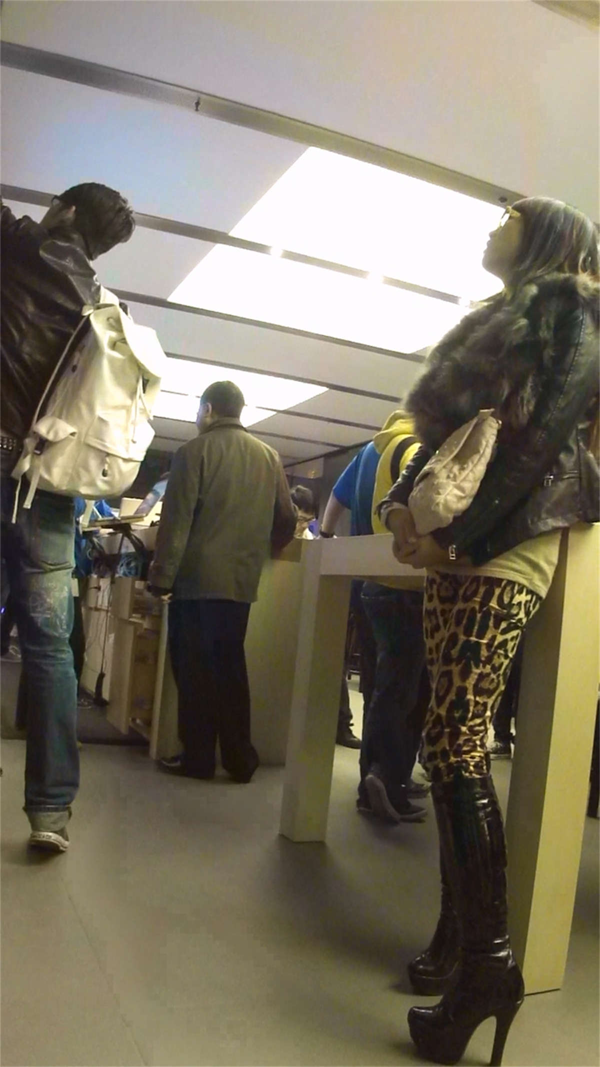 图片[2]-圆润丰满的豹纹紧身裤-日更街拍