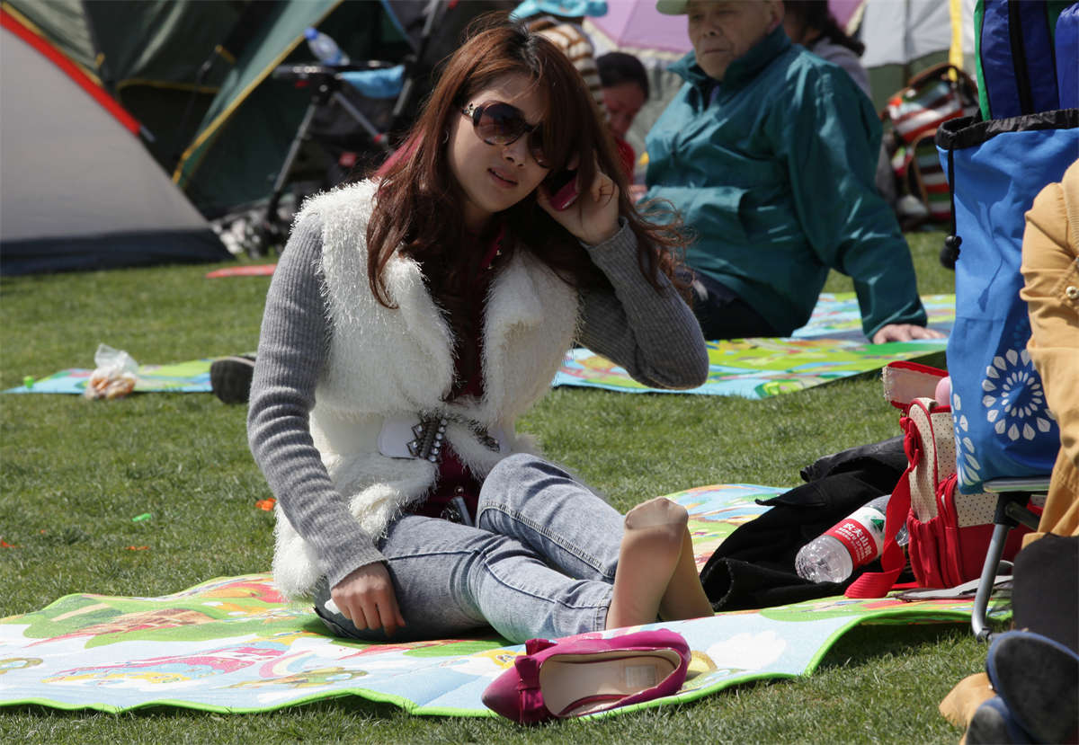 图片[2]-踏青公园街拍系列No.422 美女厚重冬装下露出短肉丝，感觉很爽吧-日更街拍