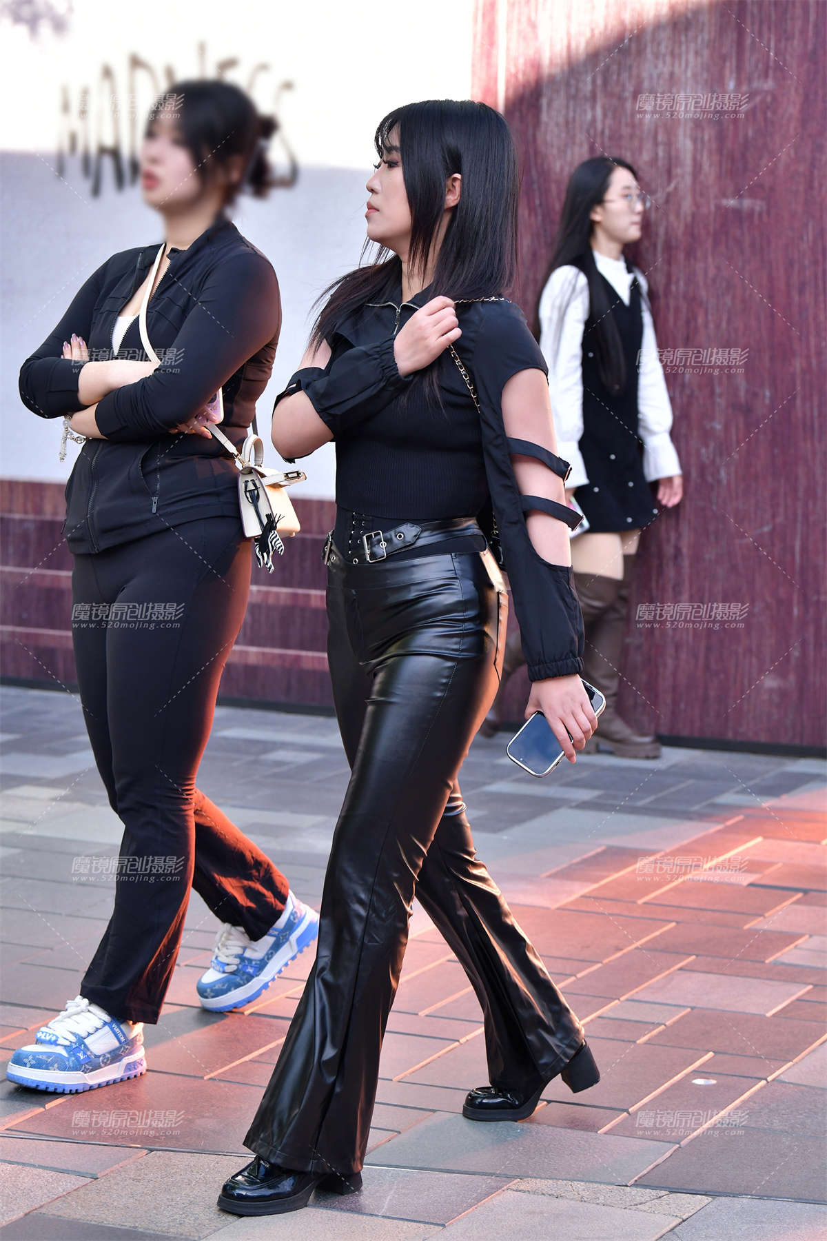 ★油黑皮裤美女-日更街拍