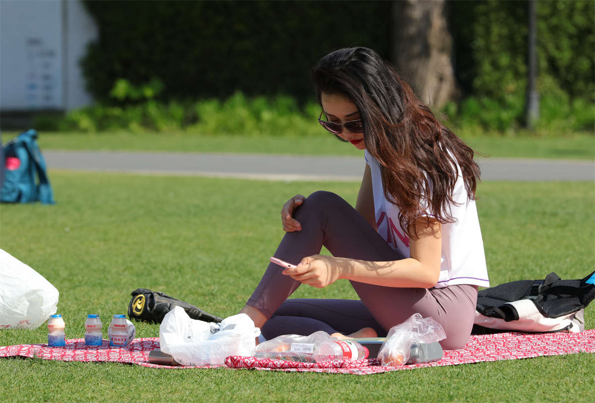 图片[2]-踏青公园街拍系列No.1648 脸蛋、身材、脚型皆上品的高端美人，躺着趴着让你检阅美足 第2套-日更街拍