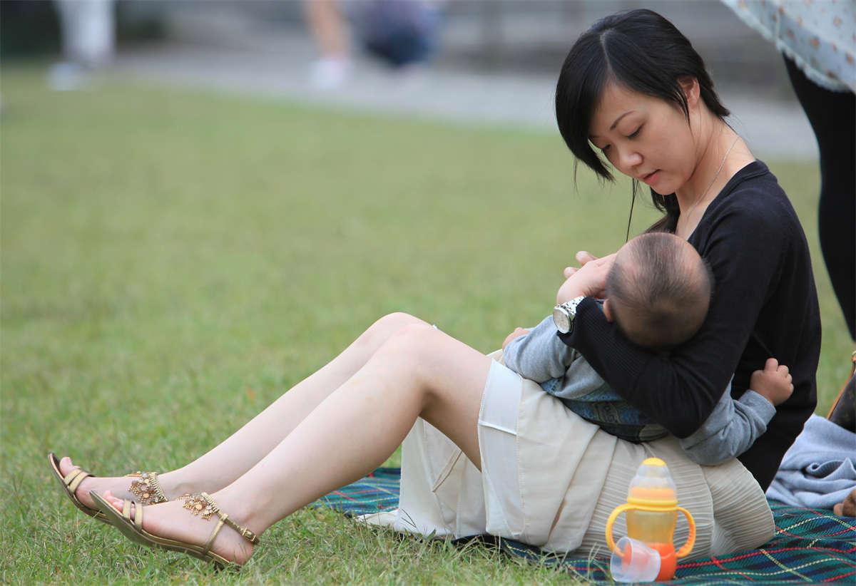 图片[2]-踏青公园街拍系列No.873 只要脚好，鞋不脱也可以很精彩-日更街拍