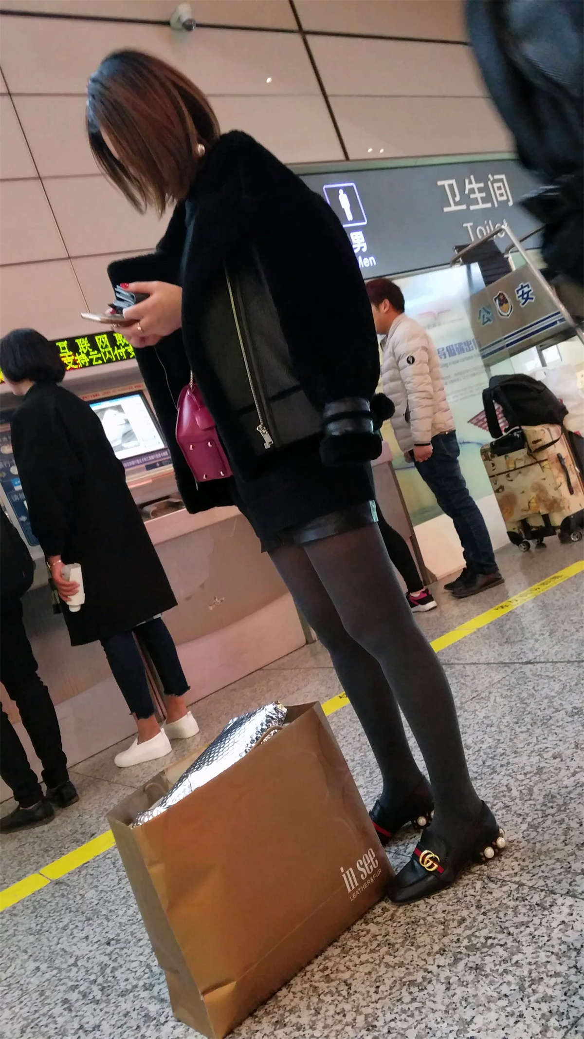 买票的黑色包臀皮裙黑色丝袜长腿漂亮美女-日更街拍
