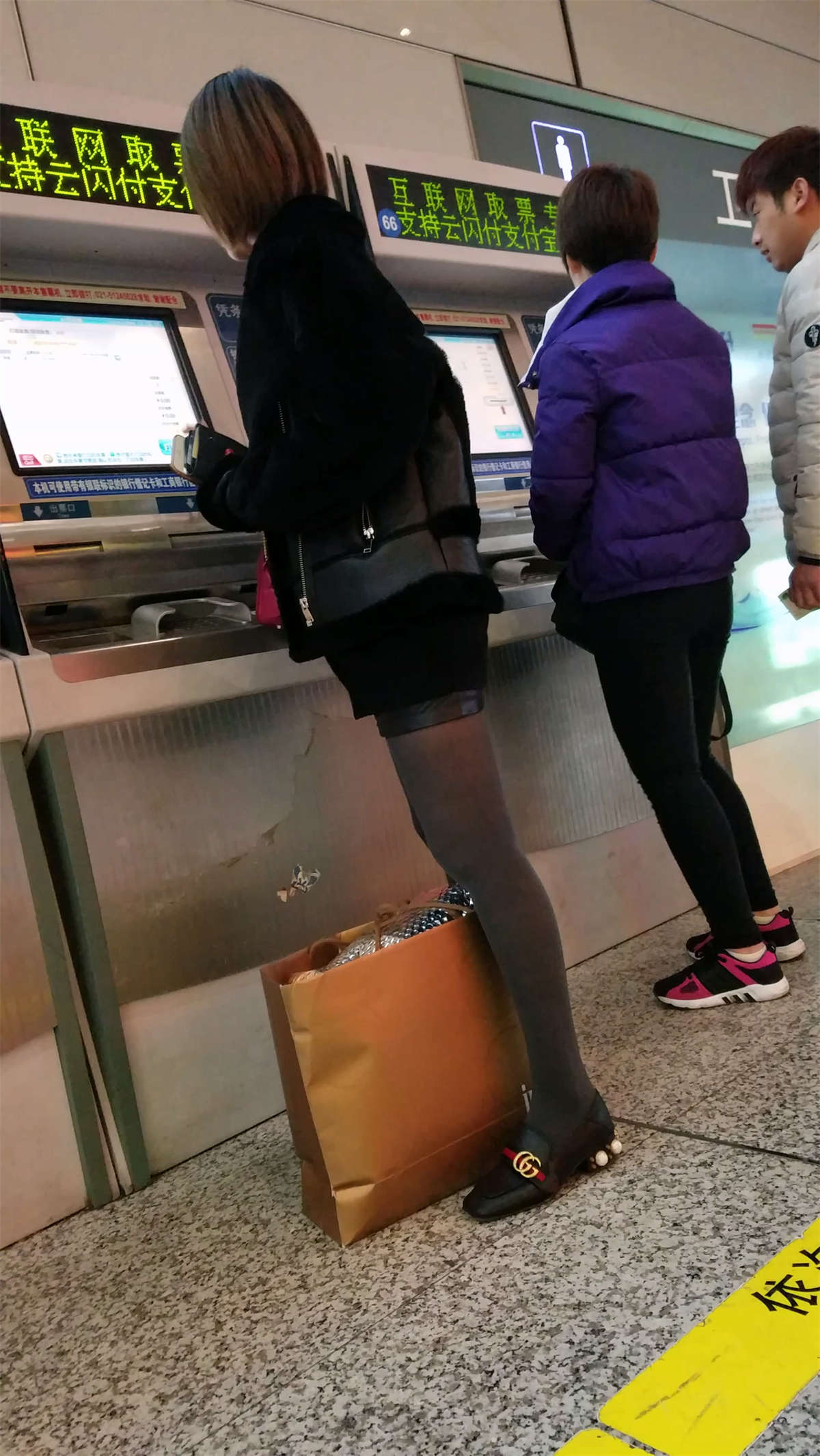 图片[2]-买票的黑色包臀皮裙黑色丝袜长腿漂亮美女-日更街拍