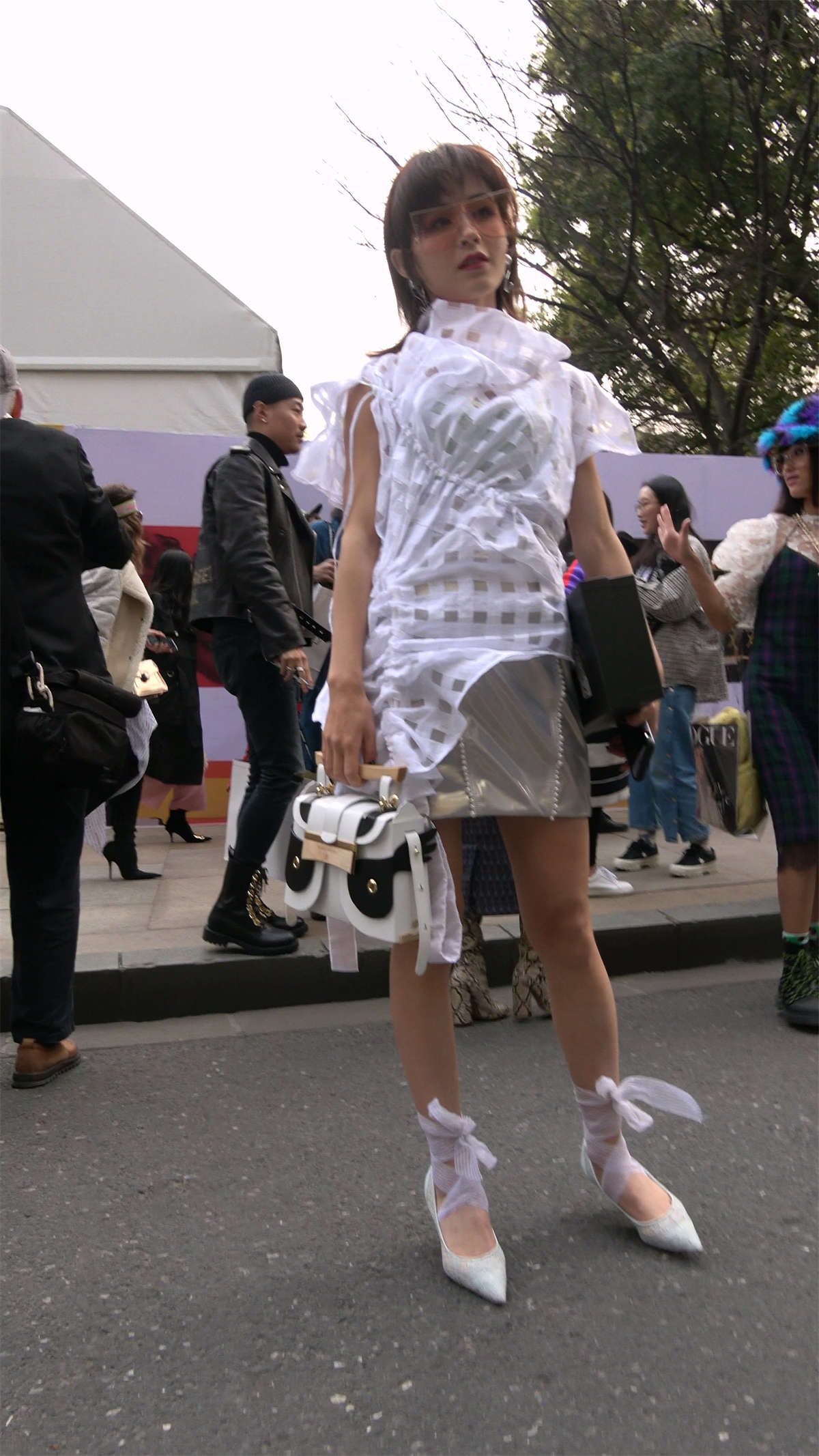 图片[2]-夸张的大眼镜短发美眉-日更街拍