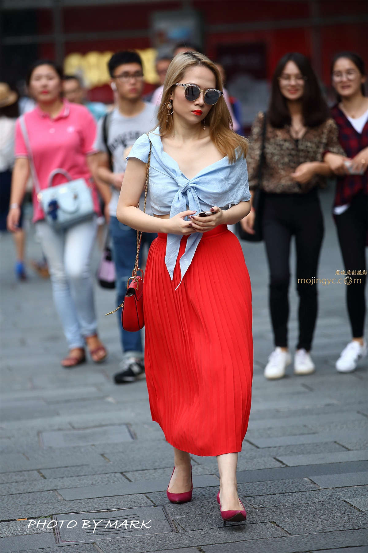 耀眼的墨镜红裙-日更街拍