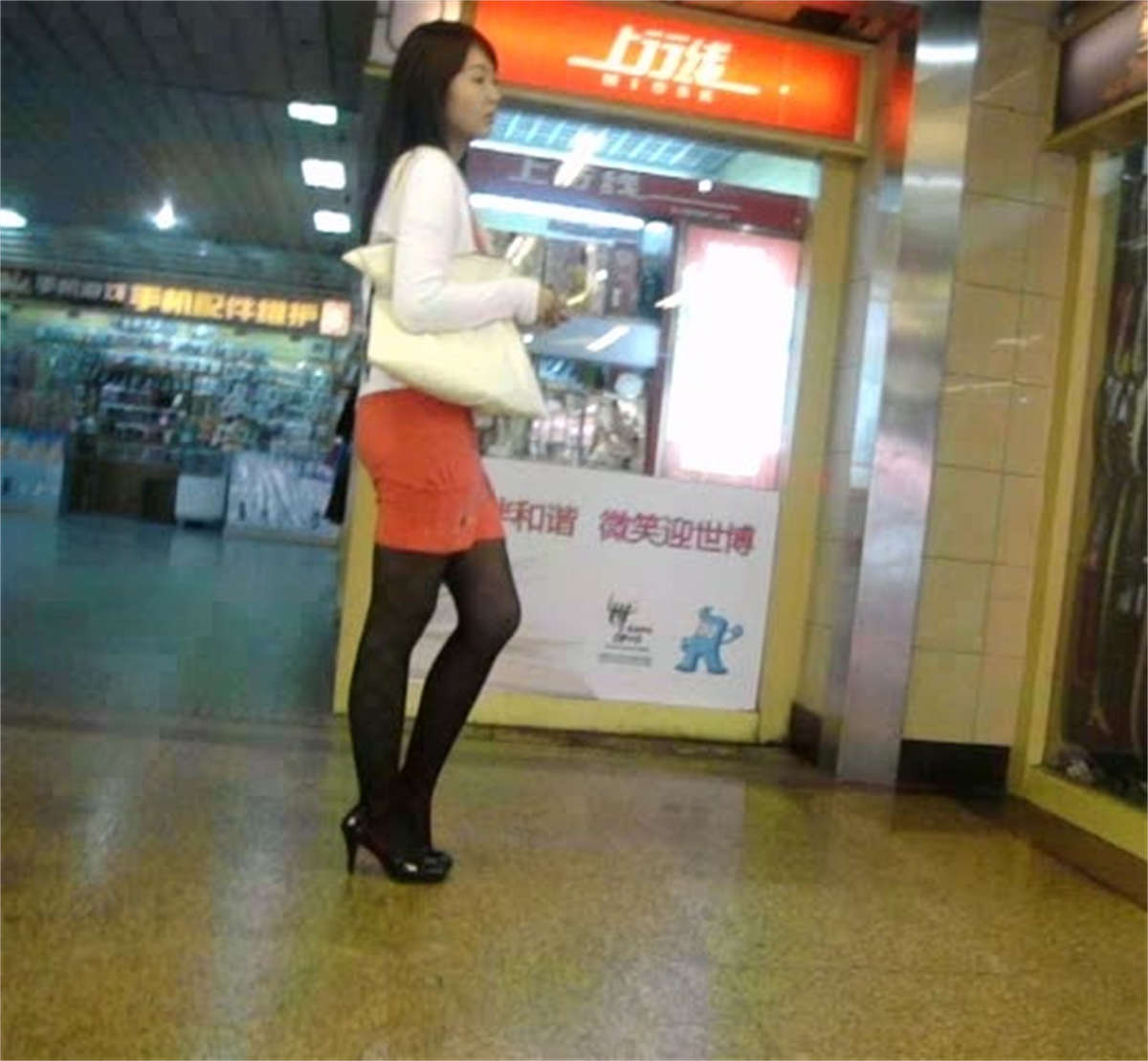 图片[2]-在商场徘徊的黑丝少妇-日更街拍