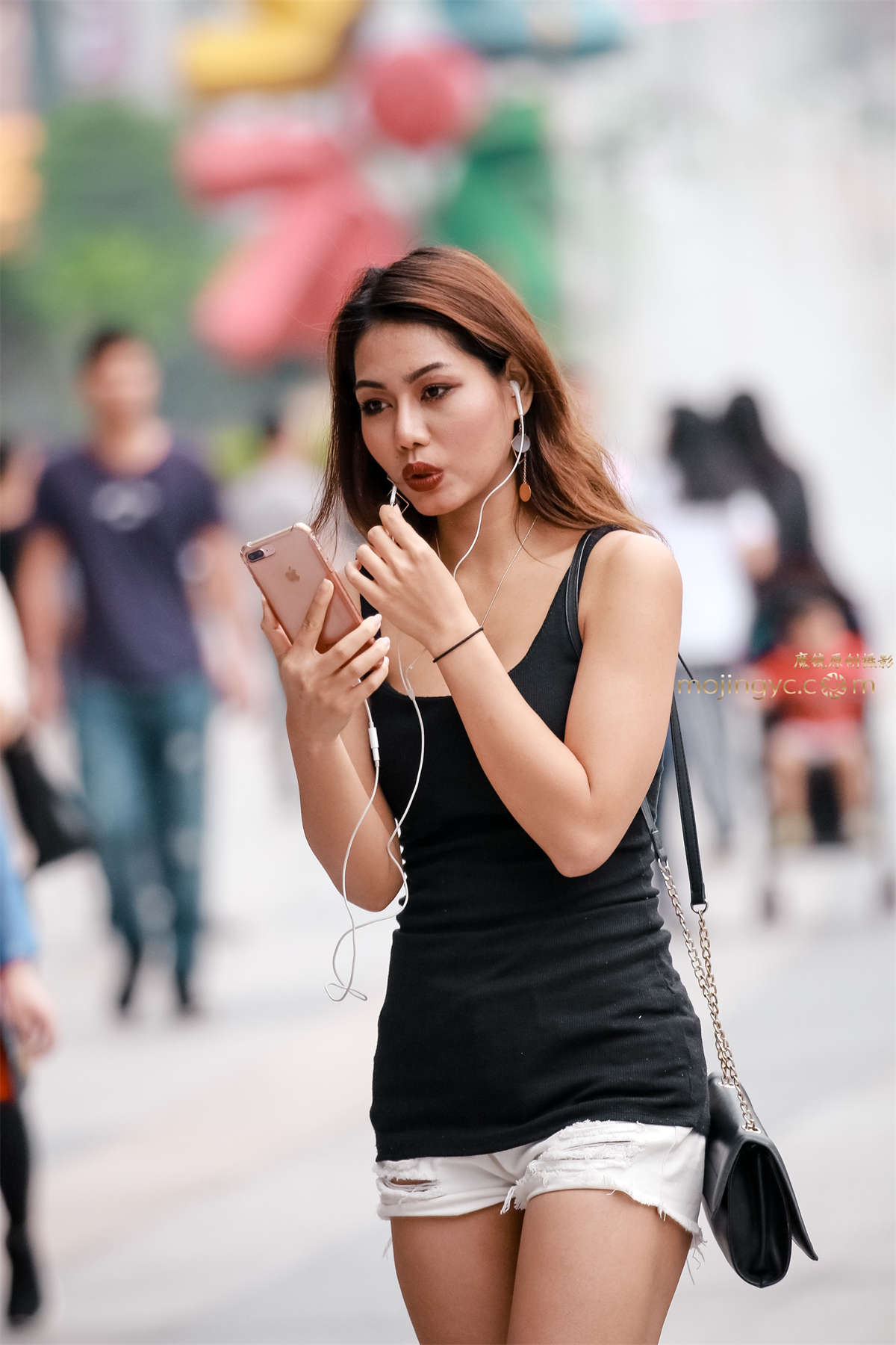 五官精致的泰国妹妹-日更街拍