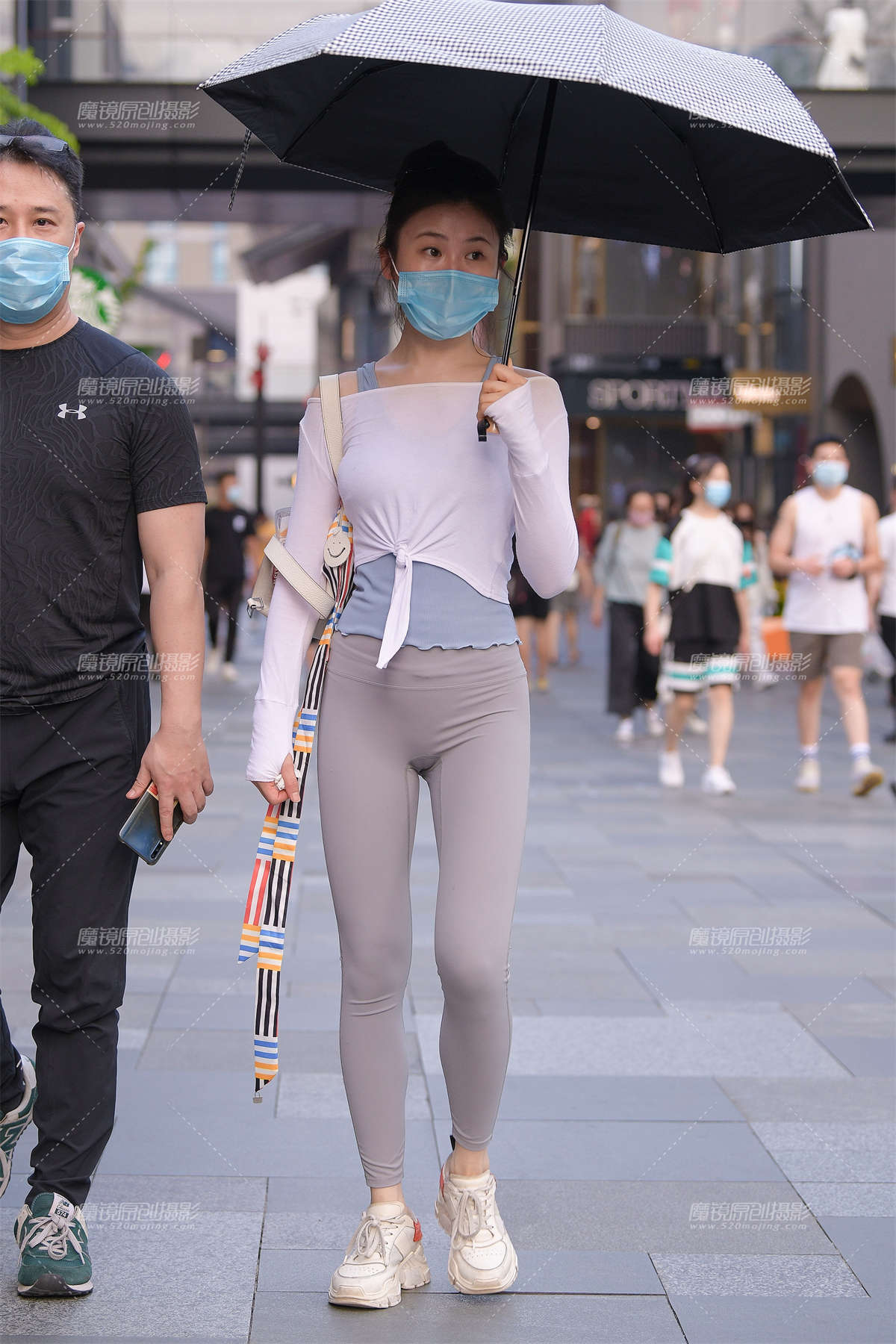 性感灰色紧身裤美女-日更街拍